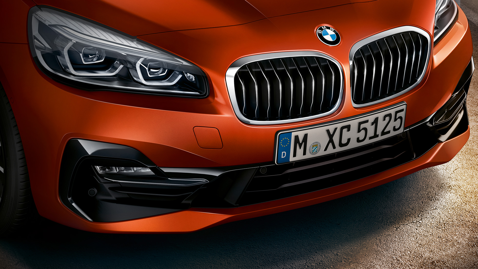 Grelha dupla em forma de rim, BMW Série 2 Active Tourer Grelha dupla em forma de rim, BMW Série 2 Active Tourer, F45, laranja Sunset metalizado, grande plano da dianteira
