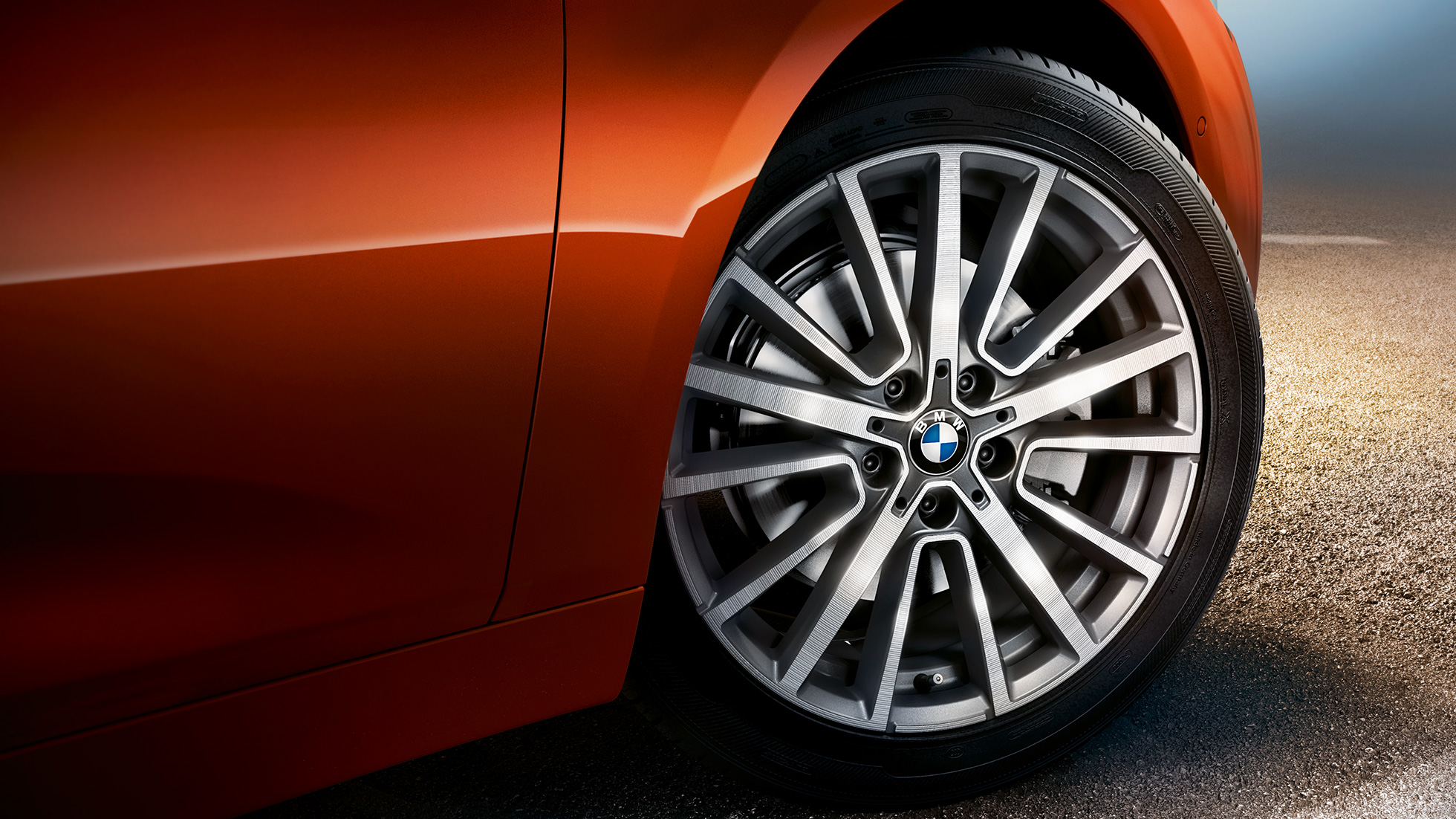 Jantes de liga leve, BMW Série 2 Active Tourer Jantes de liga leve, BMW Série 2 Active Tourer, F45, laranja Sunset metalizado, grande plano da jante