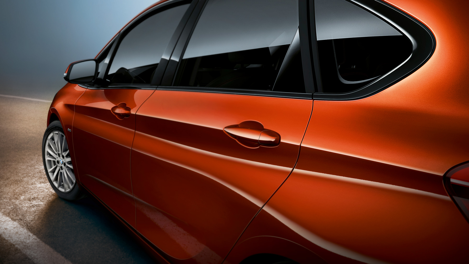 Grande plano lateral, BMW Série 2 Active Tourer BMW Série 2 Active Tourer, F45, laranja Sunset metalizado, grande plano lateral