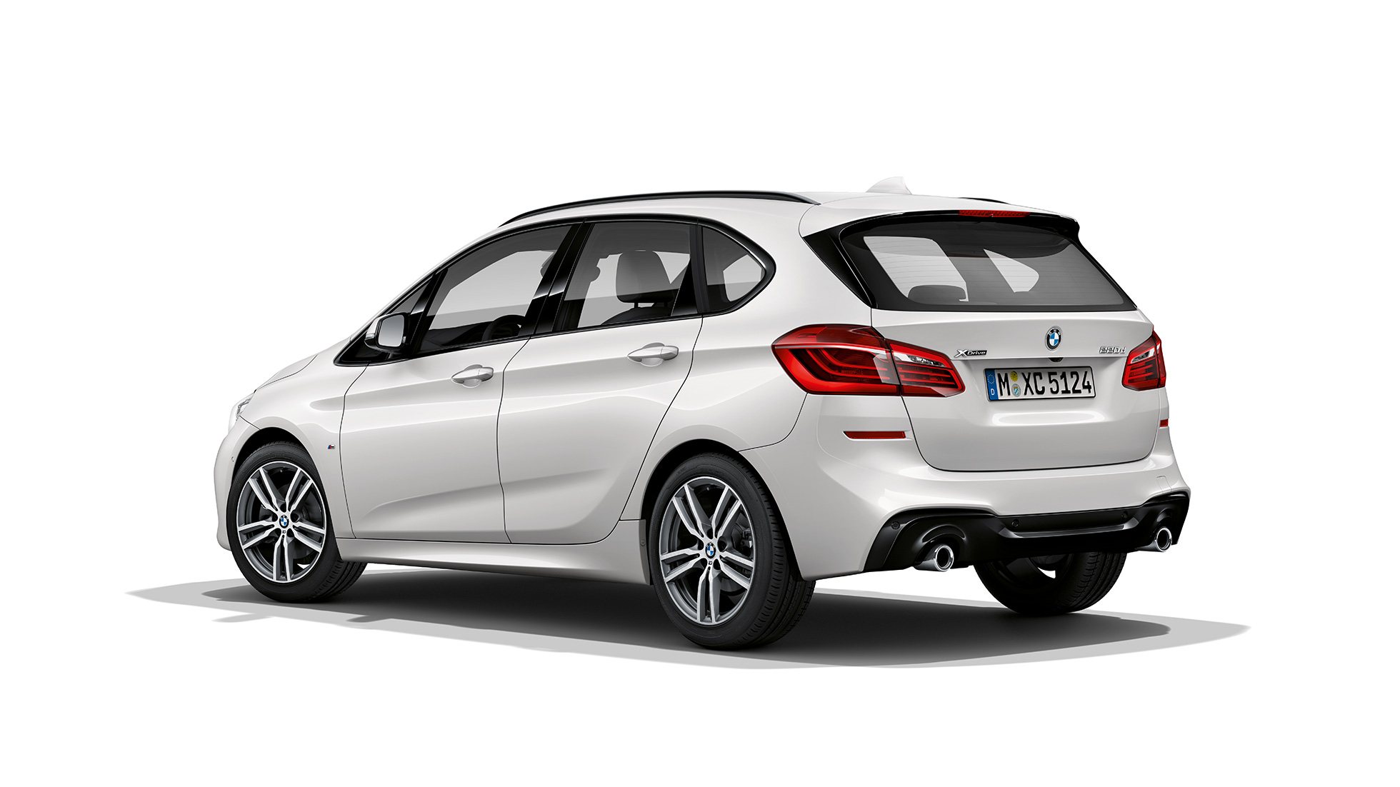 Perspetiva traseira a três quartos, BMW Série 2 Active Tourer Versão Desportiva M BMW Série 2 Active Tourer, BMW 220d xDrive Versão Desportiva M, F45, branco Mineral metalizado, perspetiva traseira a três quartos