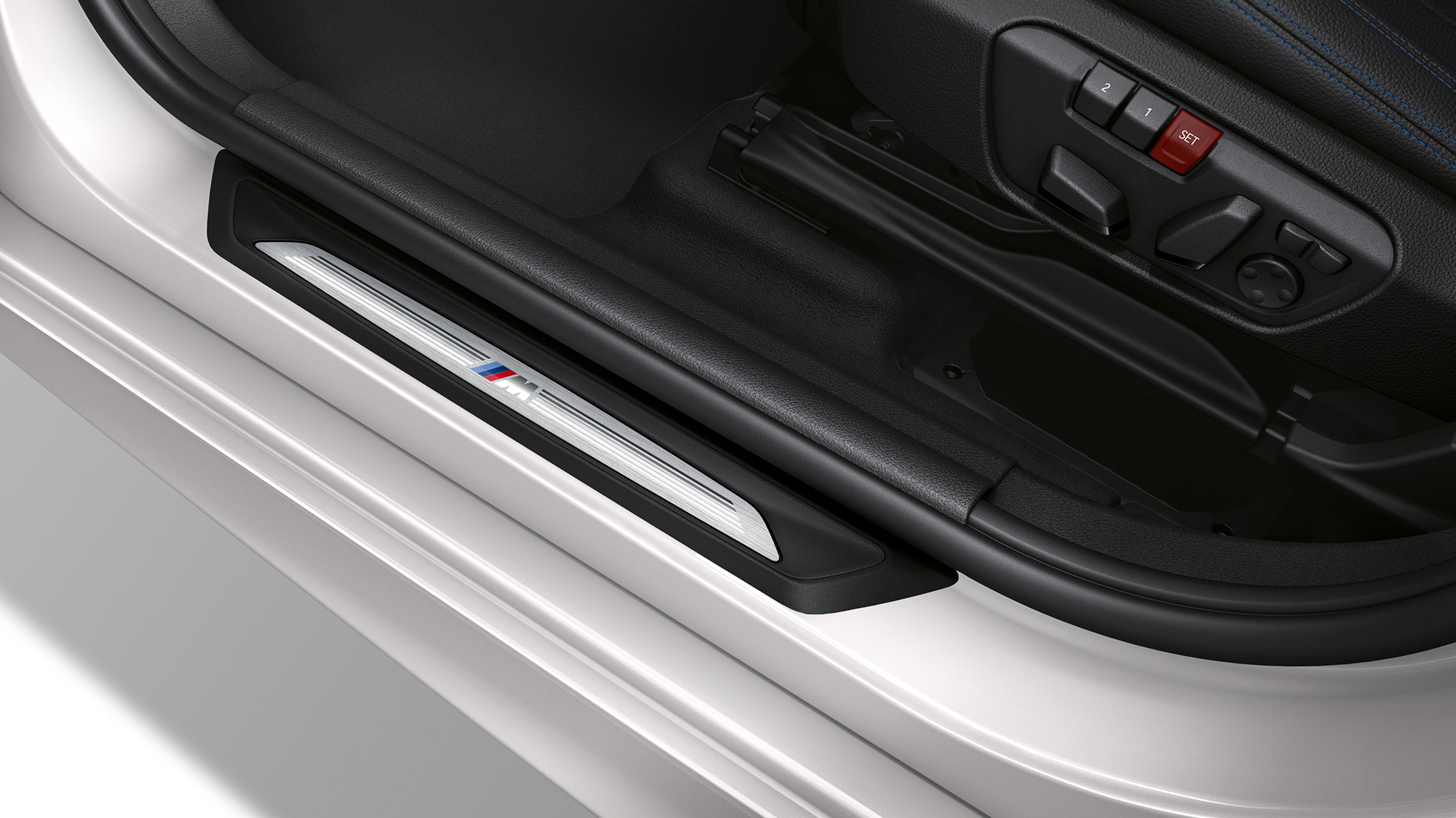 Soleiras das portas, BMW Série 2 Active Tourer Versão Desportiva M Soleiras das portas, BMW Série 2 Active Tourer, BMW 220d xDrive Versão Desportiva M, F45, branco Mineral metalizado, exterior