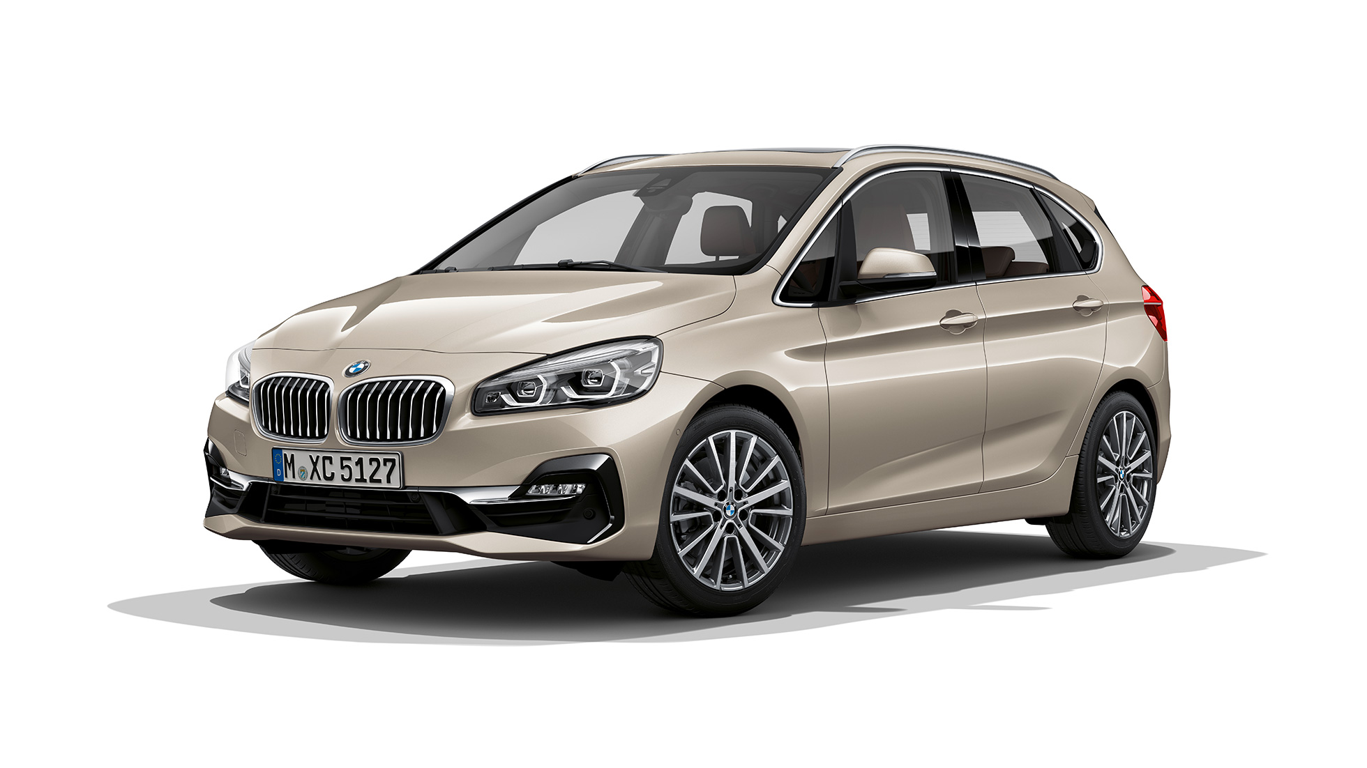 Perspetiva frontal a três quartos, BMW Série 2 Active Tourer Versão Luxury Line BMW Série 2 Active Tourer Versão Luxury Line, BMW 225i xDrive, F45, bege Jucaro metalizado, perspetiva frontal a três quartos
