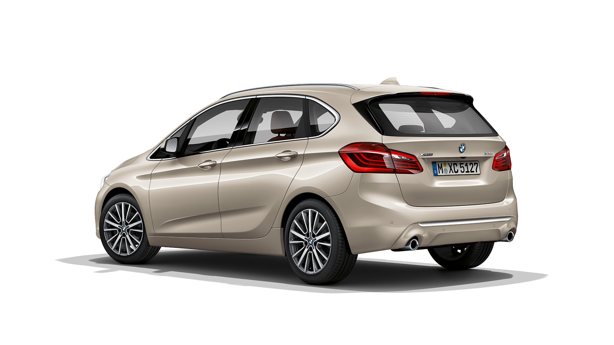 Perspetiva traseira a três quartos, BMW Série 2 Active Tourer Versão Luxury Line BMW Série 2 Active Tourer Versão Luxury Line, BMW 225i xDrive, F45, bege Jucaro metalizado, perspetiva traseira a três quartos