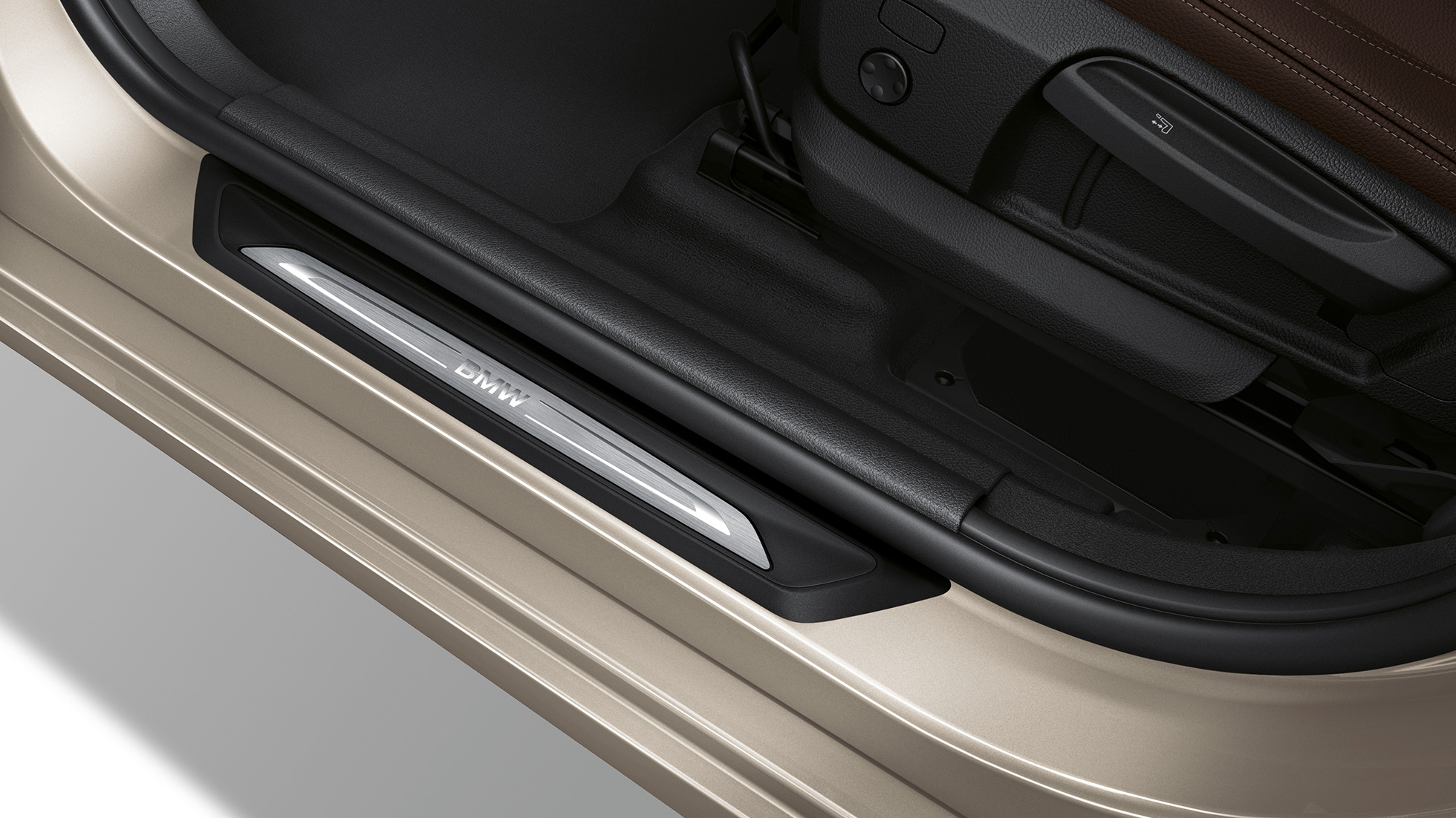 Soleiras das portas, BMW Série 2 Active Tourer Versão Luxury Line Soleiras das portas, BMW Série 2 Active Tourer Versão Luxury Line, BMW 225i xDrive, F45, 2018, bege Jucaro metalizado