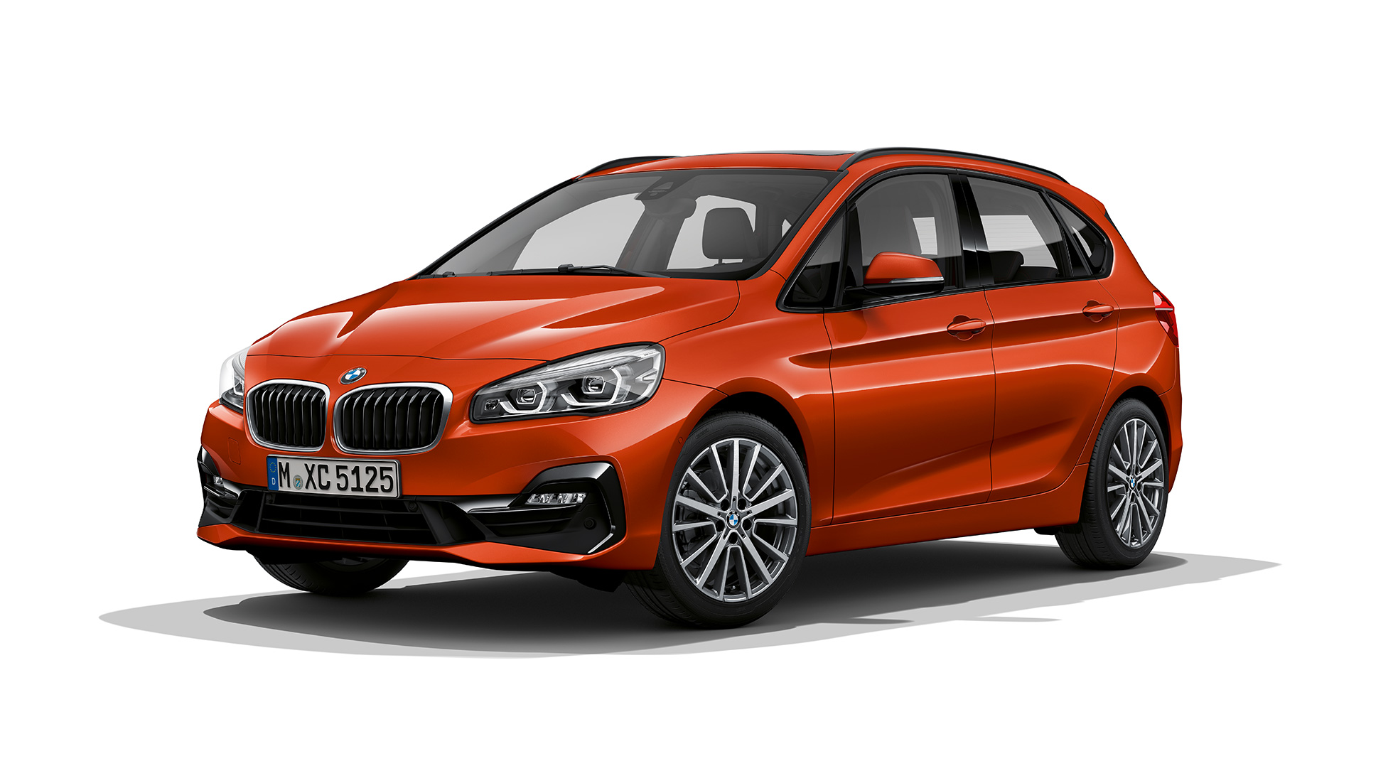 Perspetiva frontal a três quartos, BMW Série 2 Active Tourer Versão Sport Line BMW Série 2 Active Tourer Versão Sport Line, BMW 220i, F45, laranja Sunset metalizado, perspetiva frontal a três quartos