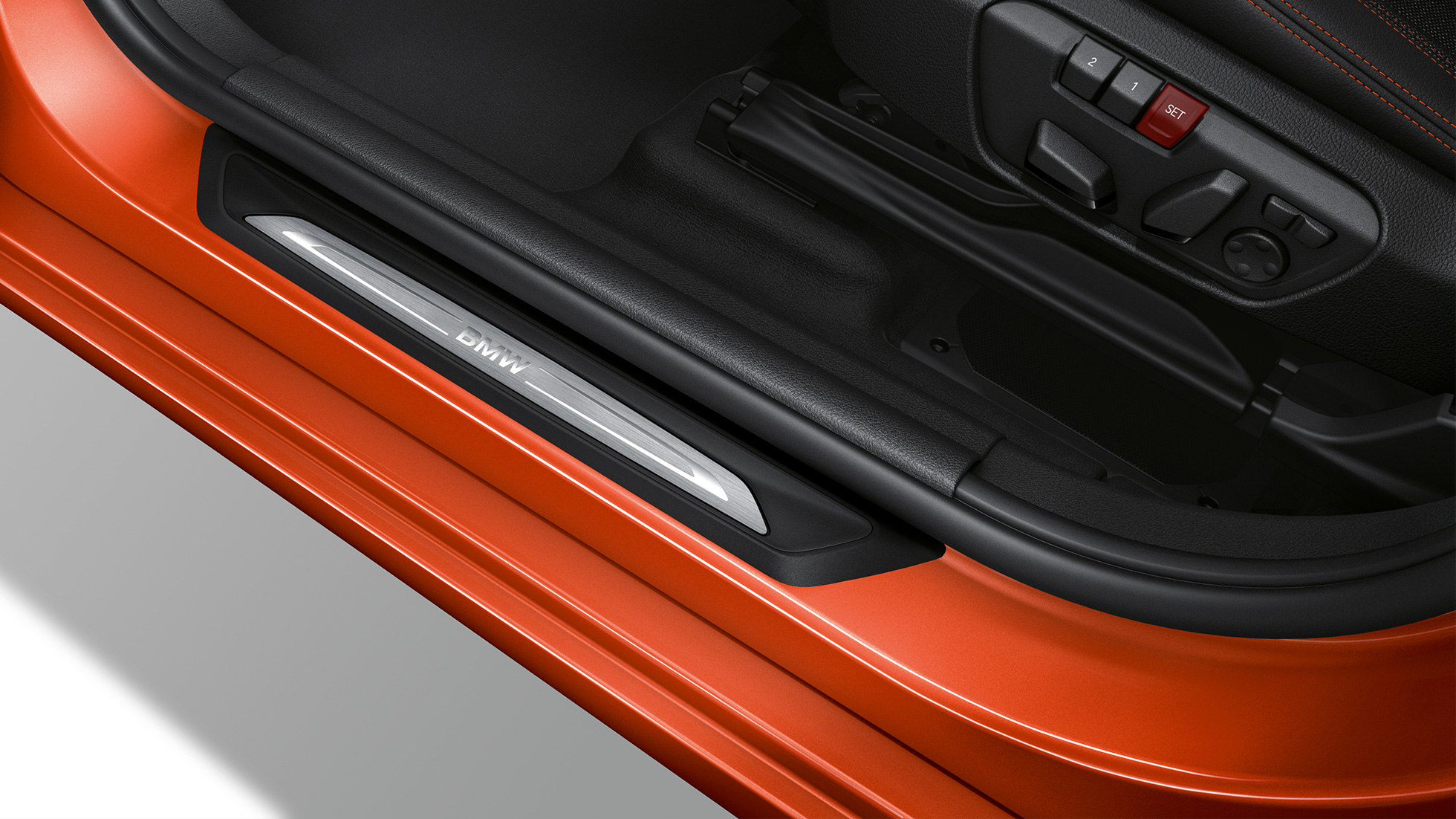 Soleiras das portas, BMW Série 2 Active Tourer Versão Sport Line Soleiras das portas, BMW Série 2 Active Tourer, Versão Sport Line, BMW 220i, F45, 2018, laranja Sunset metalizado