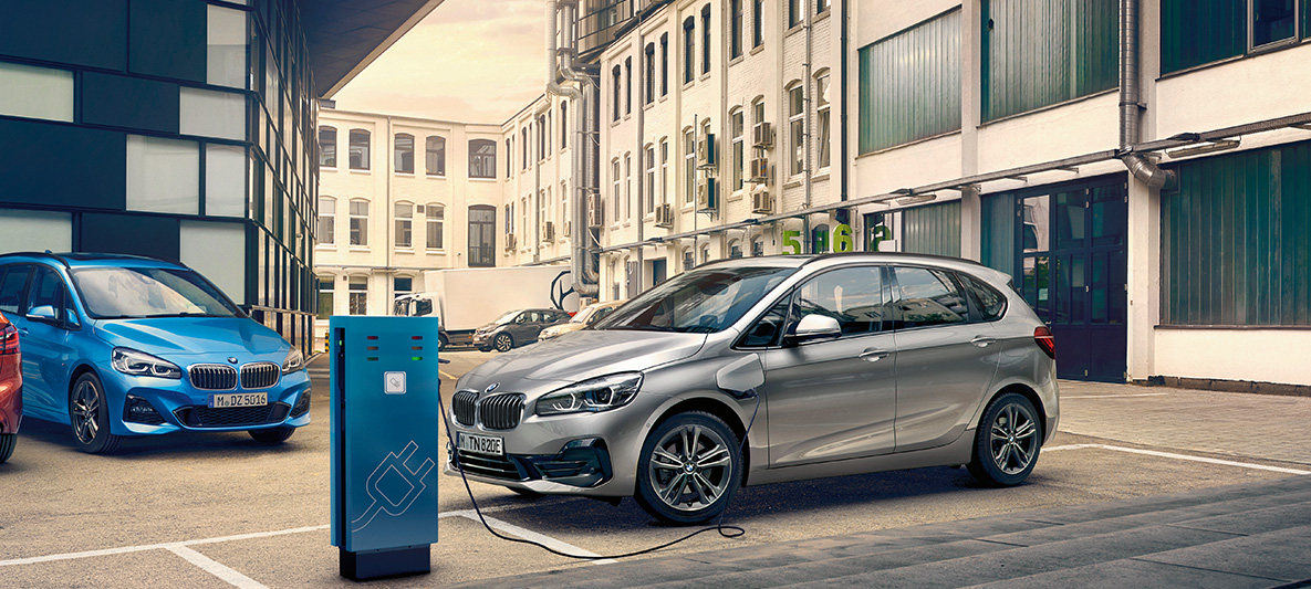 BMW 225xe Active Tourer BMW 225xe Active Tourer, F45, parado num posto de carregamento
