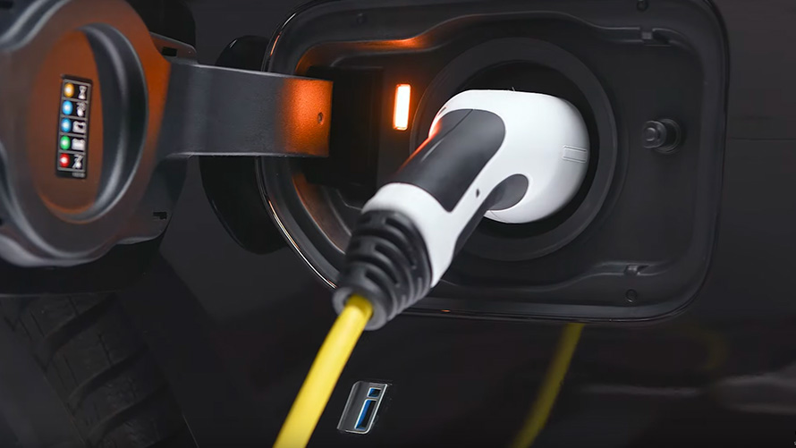 Híbrido plug-in BMW, ligado com o cabo de carregamento BMW Série 2 Active Tourer, F45, híbrido plug-in BMW, ligado com o cabo de carregamento, grande plano