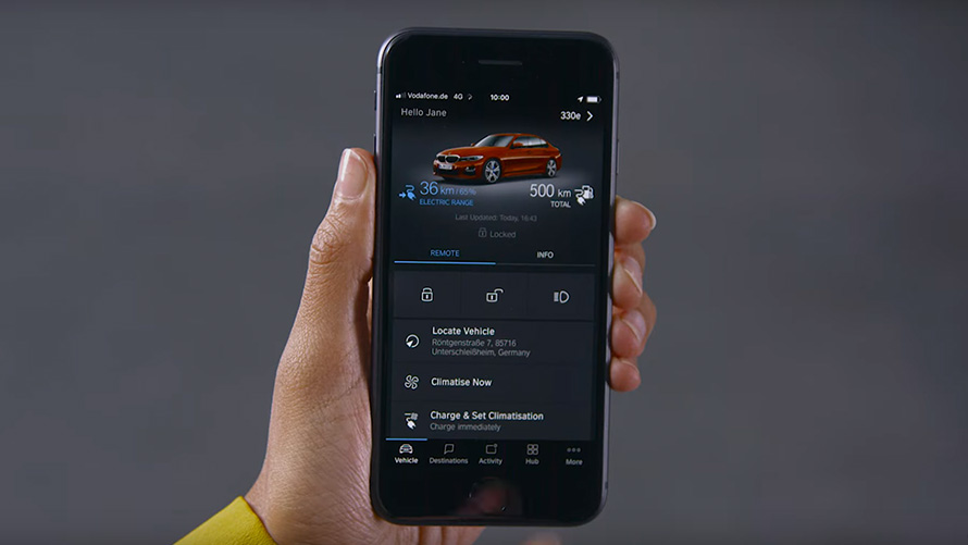 Smartphone com a aplicação BMW Connected BMW Série 2 Active Tourer, F45, Smartphone com a aplicação BMW Connected, grande plano