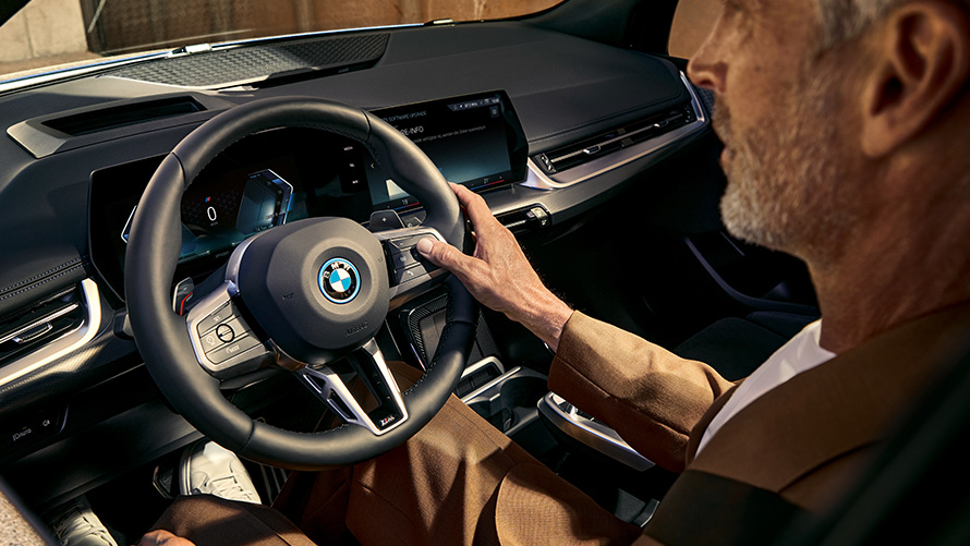 BMW Série 2 Active Tourer, U06, 2021, BMW iDrive BMW Série 2 Active Tourer, U06, 2021, BMW iDrive, sistema operativo 8 BMW, posto de condução com homem ao volante