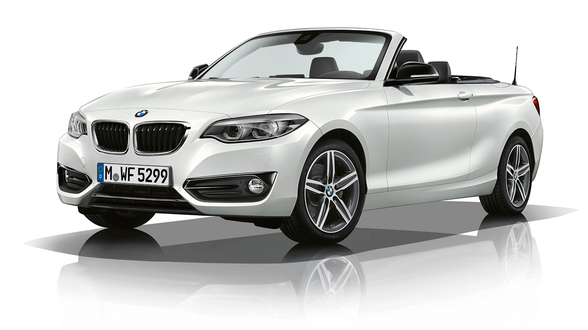 BMW Série 2 Cabrio, perspetiva frontal a três quartos da Versão Line Sport BMW Série 2 Cabrio, perspetiva frontal a três quartos da Versão Line Sport