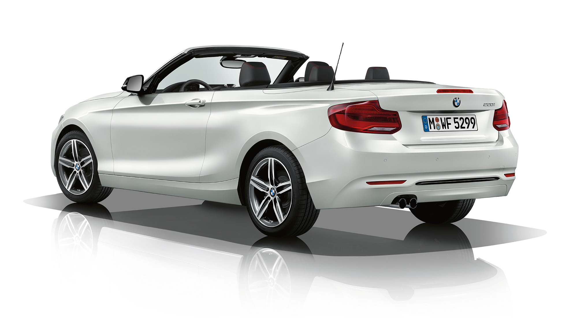 BMW Série 2 Cabrio, perspetiva traseira a três quartos da Versão Line Sport BMW Série 2 Cabrio, perspetiva traseira a três quartos da Versão Line Sport