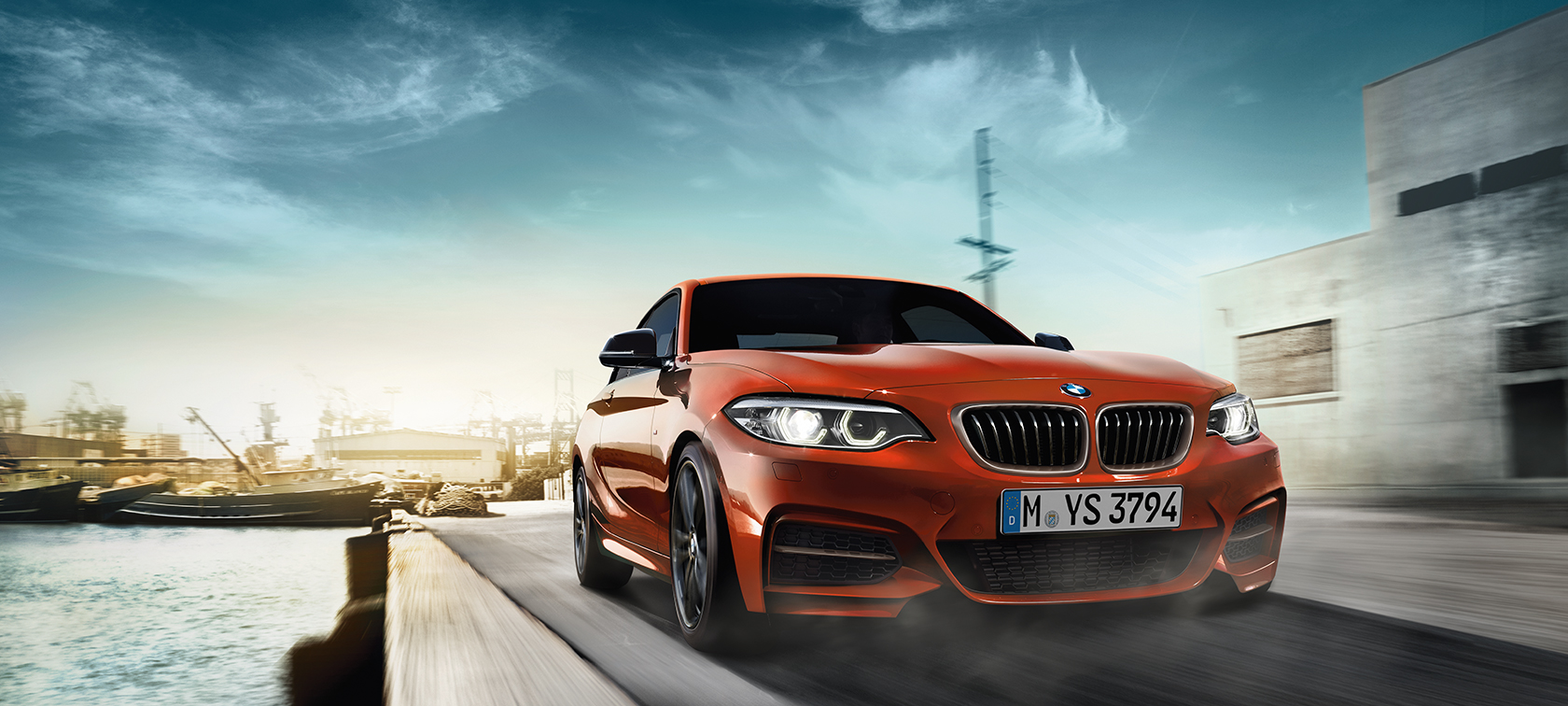BMW Série 2 Coupé, perspetiva frontal a três quartos em movimento BMW Série 2 Coupé, perspetiva frontal a três quartos em movimento