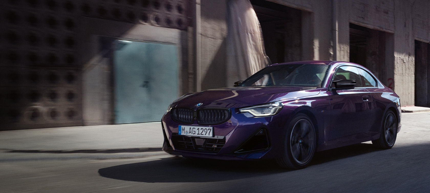 BMW Série 2 Coupé, G42, 2024, pintura Thundernight metalizada, perspetiva frontal a três quartos, em movimento