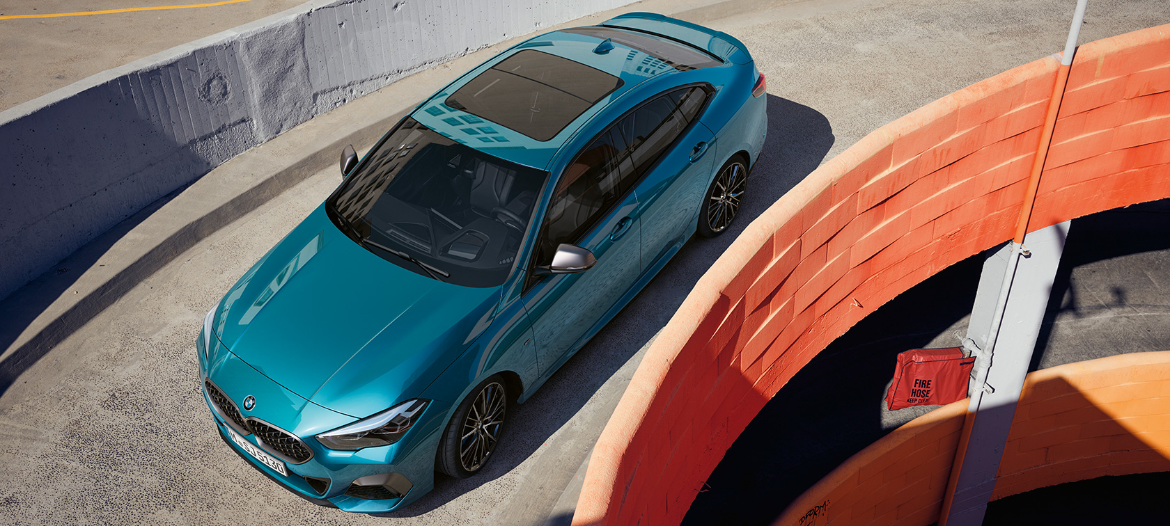 BMW Série 2 Gran Coupé com teto de abrir panorâmico BMW Série 2 Gran Coupé com teto de abrir panorâmico, pintura azul Snapper Rocks metalizada, F44, perspetiva de topo