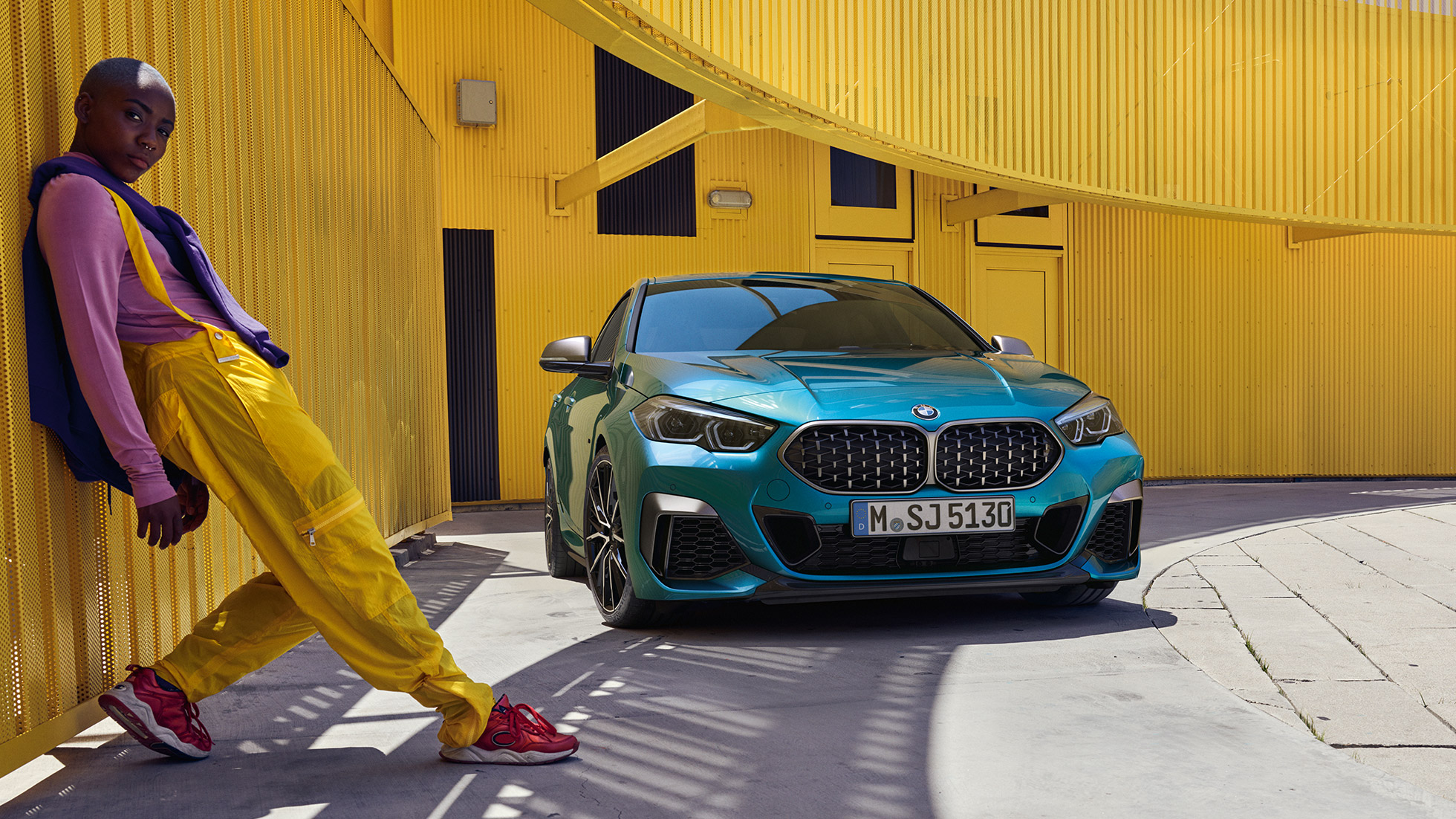 Dianteira, BMW Série 2 Gran Coupé BMW Série 2 Gran Coupé com grelha BMW dupla em forma de rim e design Mesh na pintura azul Snapper Rocks metalizada, F44, perspetiva frontal a três quartos