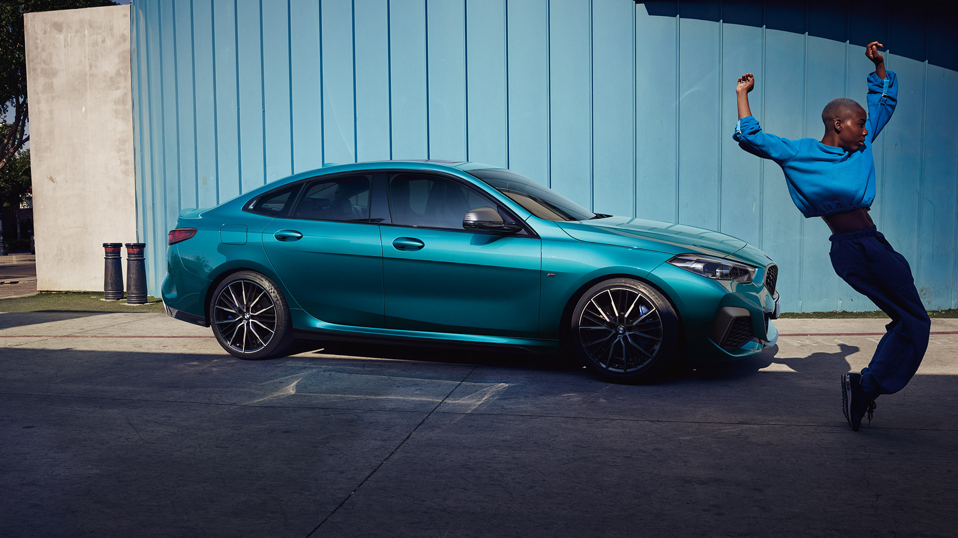 Perfil atraente em estilo Coupé, BMW Série 2 Gran Coupé Perfil atraente em estilo Coupé, BMW Série 2 Gran Coupé, pintura azul Snapper Rocks metalizada, F44, perspetiva lateral