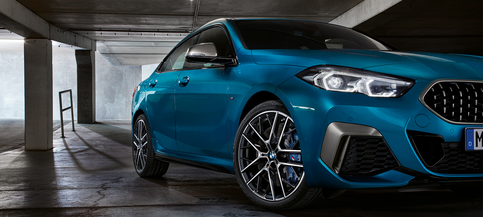 BMW Série 2 Gran Coupé, perspetiva frontal a três quartos BMW Série 2 Gran Coupé, pintura azul Snapper Rocks metalizada, F44, perspetiva frontal a três quartos