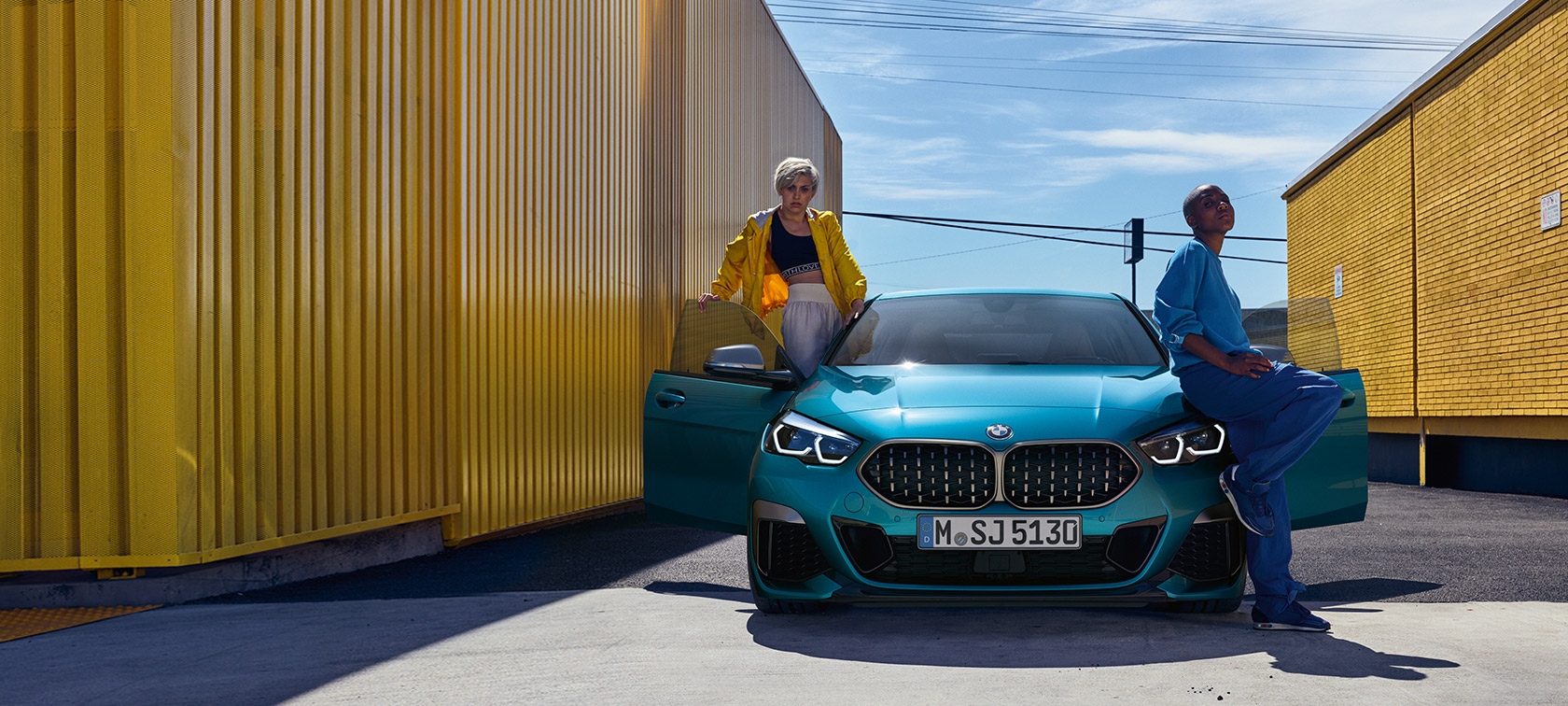 BMW Série 2 Gran Coupé, F44, perspetiva dianteira BMW Série 2 Gran Coupé, F44, pintura azul Snapper Rocks, perspetiva dianteira com as portas abertas e duas pessoas no veículo
