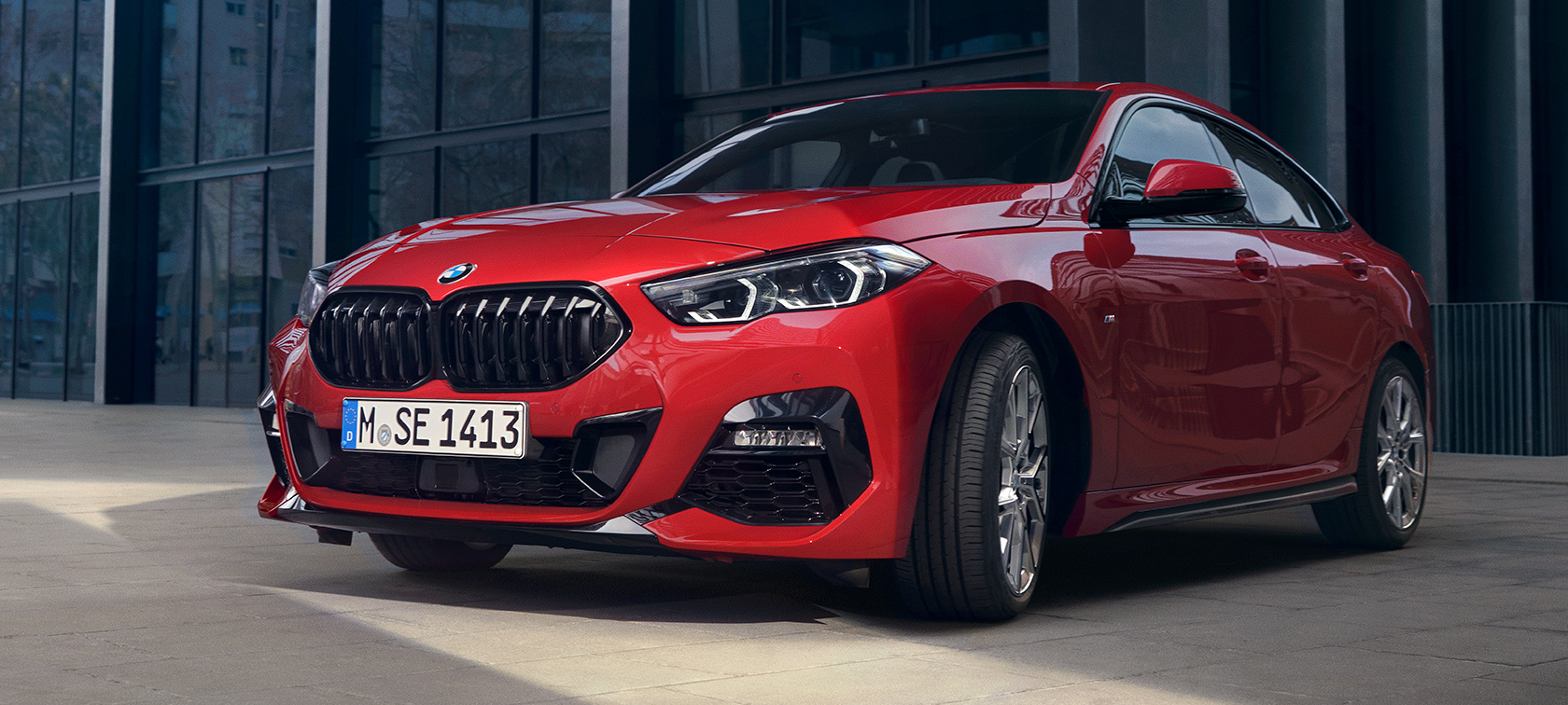 BMW Série 2 Gran Coupé, F44, perspetiva dianteira a três quartos, Edição ColorVision, pintura vermelho Melbourne metalizada BMW Série 2 Gran Coupé, F44, 2021, perspetiva dianteira a três quartos, Edição ColorVision, pintura vermelho Melbourne metalizada, em frente a um edifício
