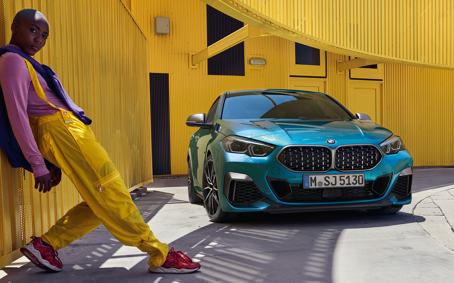 BMW Série 2 Gran Coupé, F44, com grelha dupla em forma de rim com design Mesh, pintura azul Snapper Rocks metalizada, perspetiva dianteira a três quartos