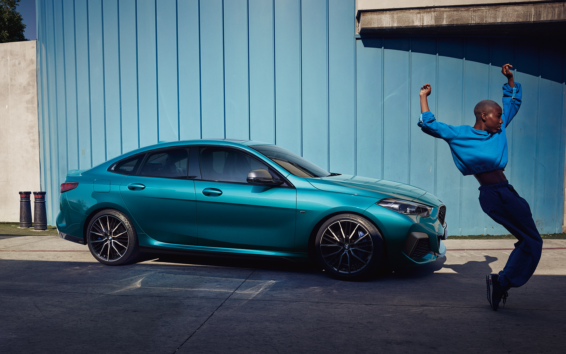 Perfil estilo Coupé apelativo, BMW Série 2 Gran Coupé, F44, pintura azul Snapper Rocks metalizada, perspetiva lateral