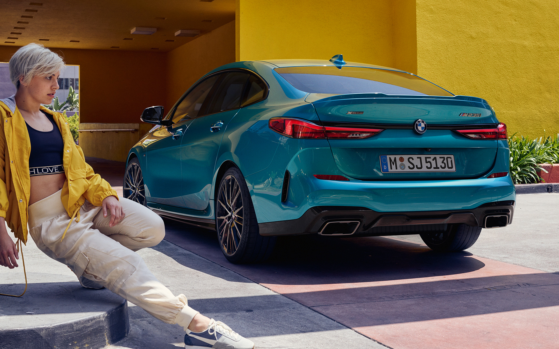 Traseira poderosa, BMW Série 2 Gran Coupé, F44, pintura azul Snapper Rocks metalizada, F44, perspetiva lateral a três quartos