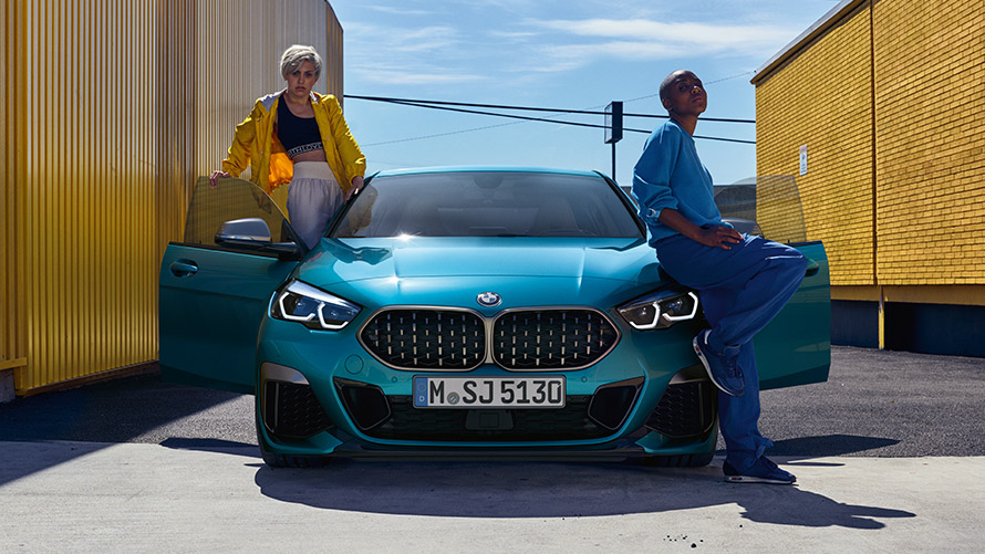 BMW Série 2 Gran Coupé, F44, perspetiva dianteira BMW Série 2 Gran Coupé, F44, pintura azul Snapper Rocks, perspetiva dianteira com as portas abertas e duas pessoas no veículo