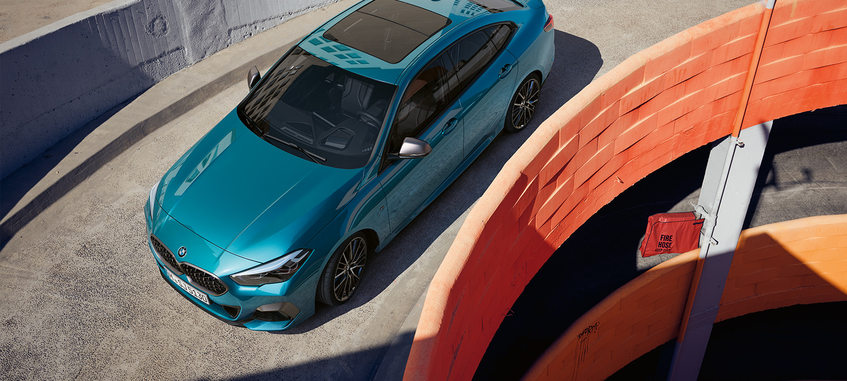 BMW Série 2 Gran Coupé, F44, perspetiva dianteira a três quartos a partir de uma perspetiva aérea BMW Série 2 Gran Coupé, F44, pintura azul Snapper Rocks metalizada, perspetiva dianteira a três quartos a partir de uma perspetiva aérea