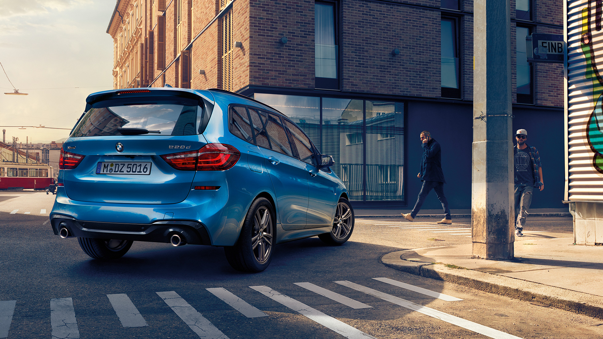 Exterior do BMW Série 2 Gran Tourer Exterior, BMW Série 2 Gran Tourer, BMW 220d xDrive, F46, 2018, azul Estoril metalizado, perspetiva traseira a três quartos, em movimento na cidade