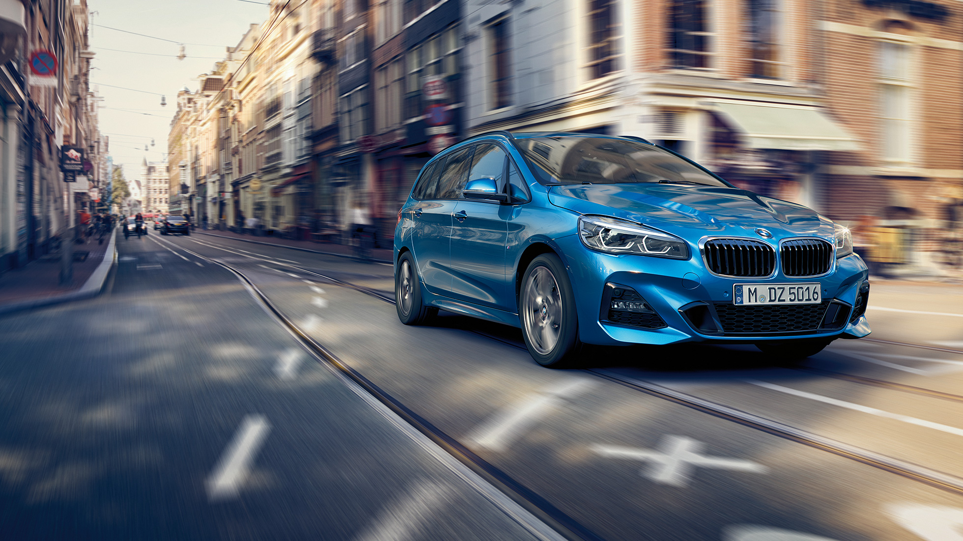 Dinâmica de condução do BMW Série 2 Gran Tourer Dinâmica de condução, BMW Série 2 Gran Tourer, F46, 2018, azul Estoril metalizado, perspetiva frontal a três quartos, em movimento na cidade