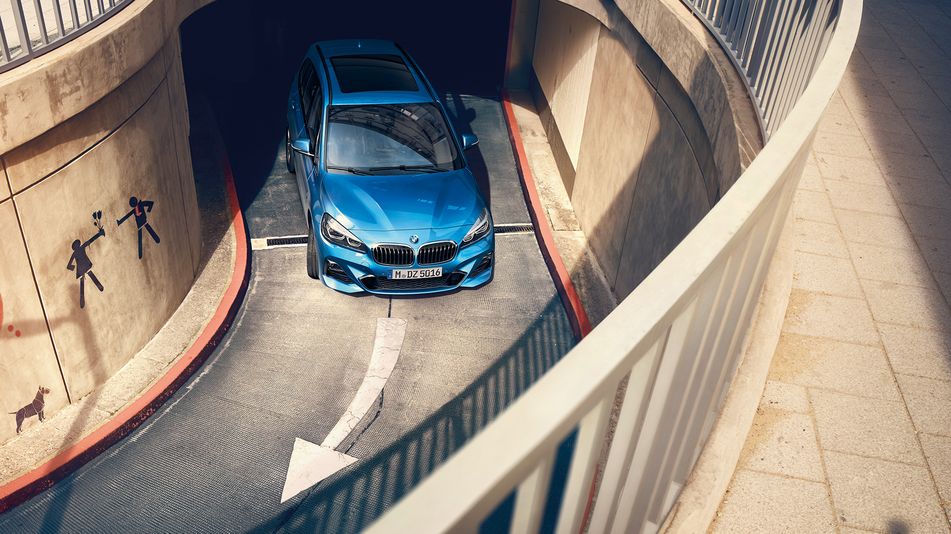 BMW Série 2 Gran Tourer em movimento num estacionamento automóvel com diversos pisos BMW Série 2 Gran Tourer, F46, 2018, azul Estoril metalizado, perspetiva aérea, em movimento num estacionamento automóvel com diversos pisos