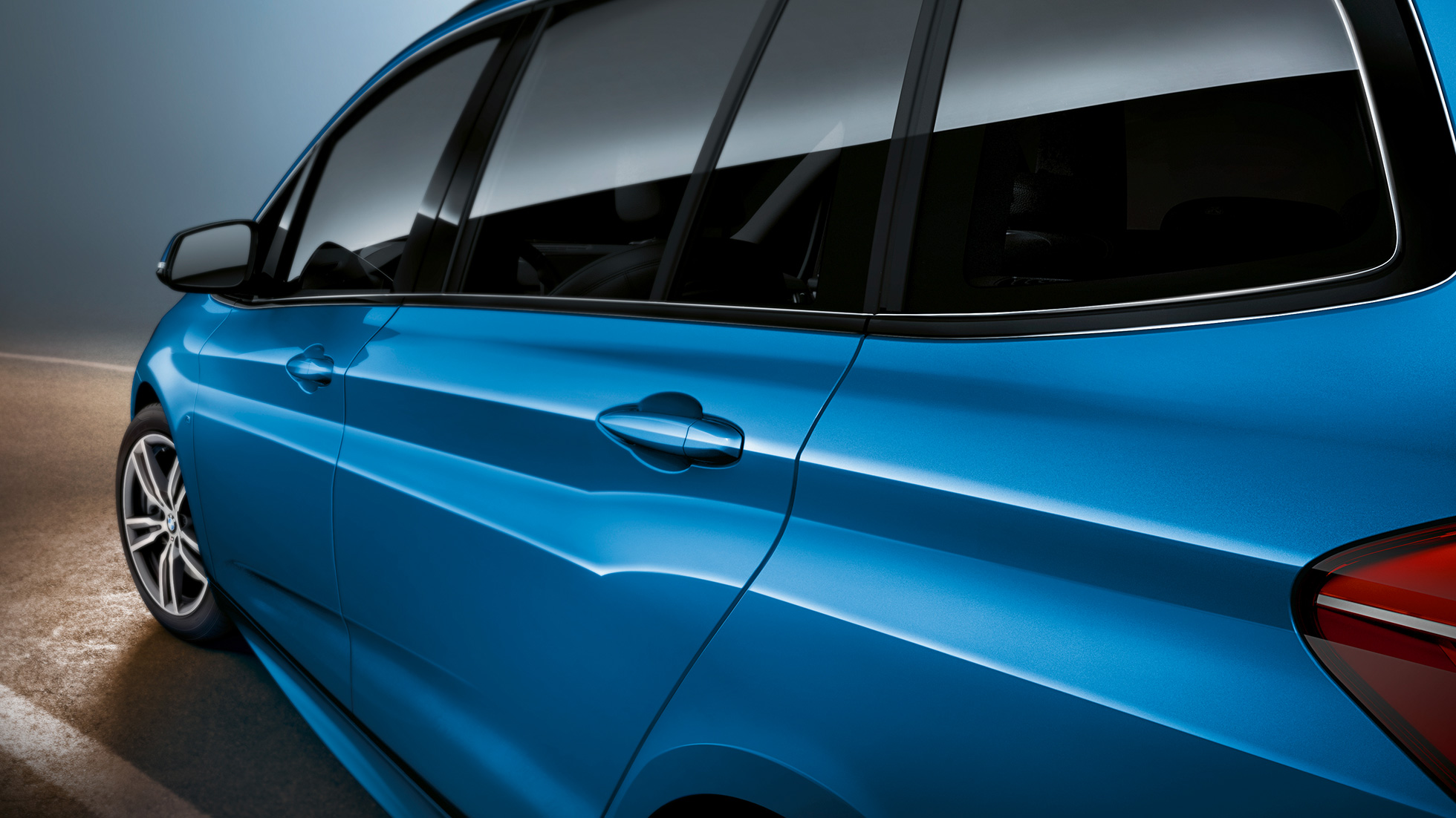 Secção lateral, BMW Série 2 Gran Tourer Secção lateral, BMW Série 2 Gran Tourer, F46, 2018, azul Estoril metalizado, grande plano