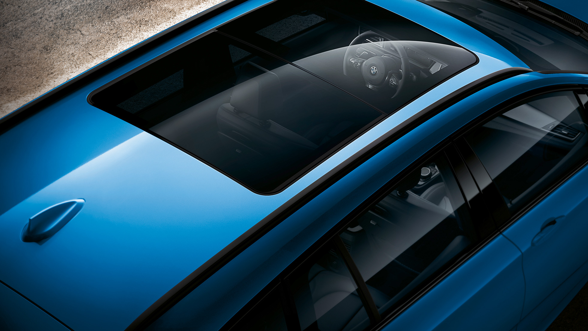 Teto de abrir panorâmico, BMW Série 2 Gran Tourer Teto de abrir panorâmico, BMW Série 2 Gran Tourer, F46, 2018, azul Estoril metalizado, perspetiva aérea
