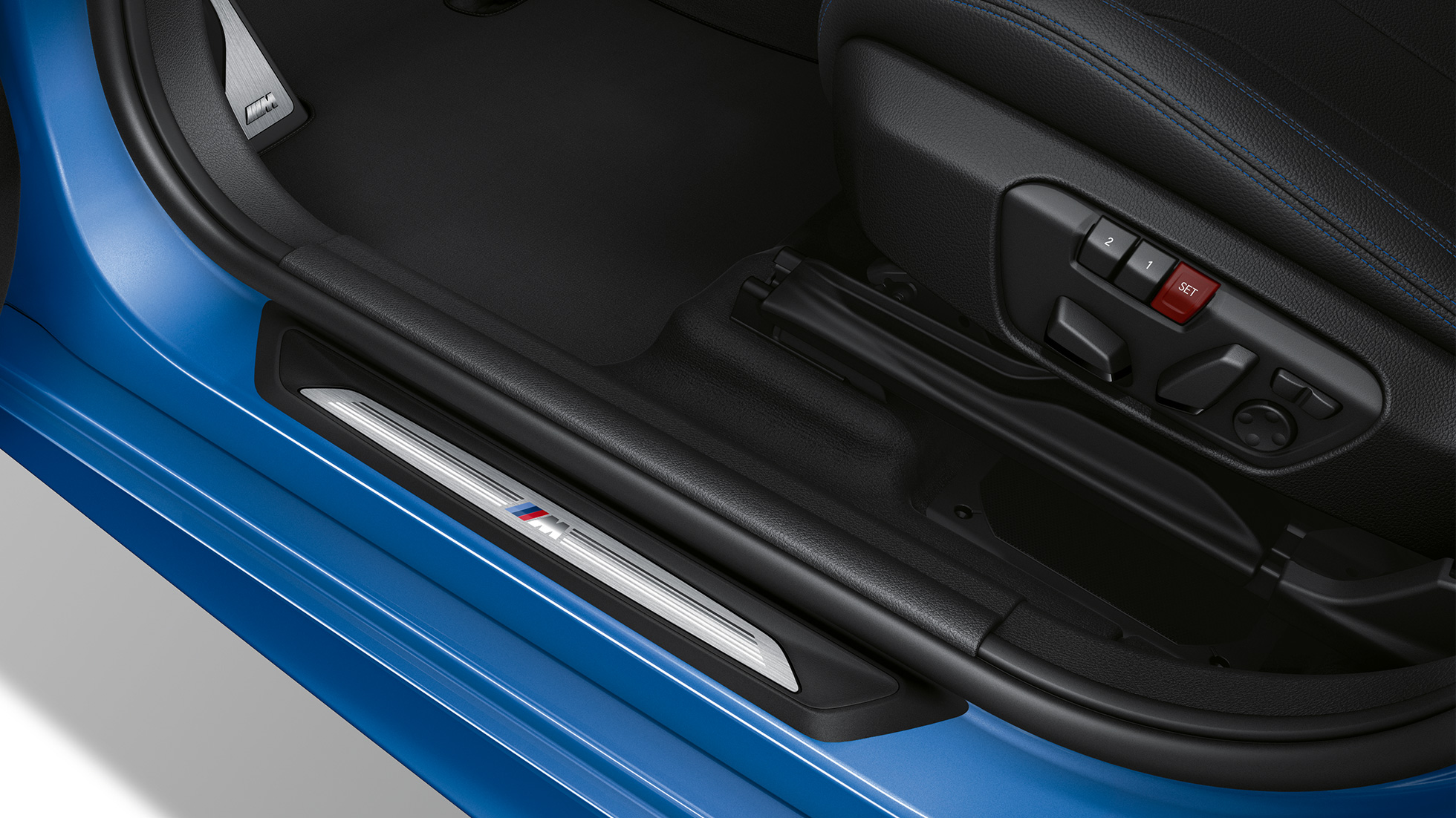 Soleiras das portas, BMW Série 2 Gran Tourer, BMW 220d xDrive Versão Desportiva M, F46, azul Estoril metalizado, grande plano 