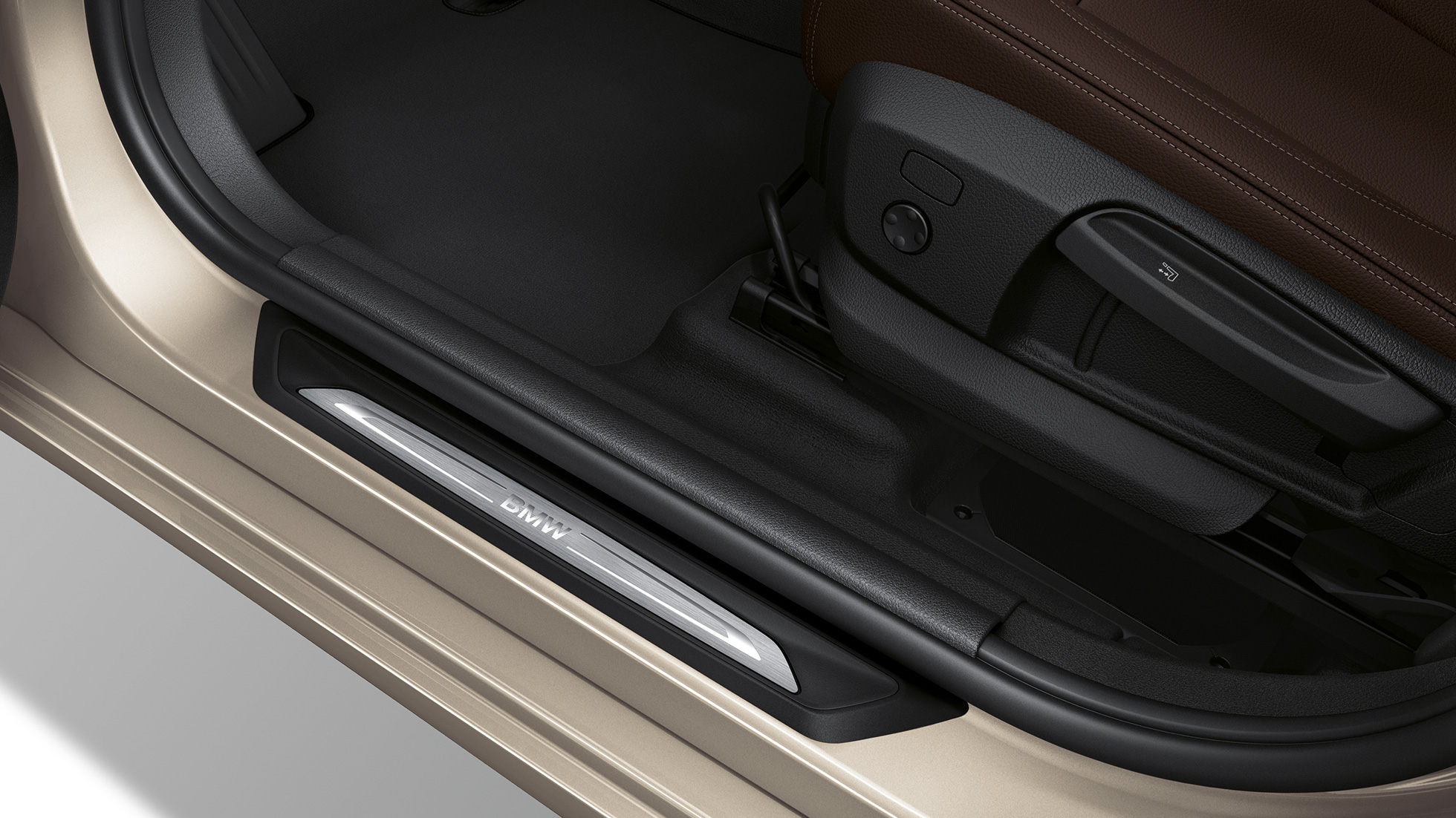 Soleiras das portas, BMW Série 2 Gran Tourer, BMW 218d xDrive Versão Luxury Line, F46, bege Jucaro metalizado, grande plano 