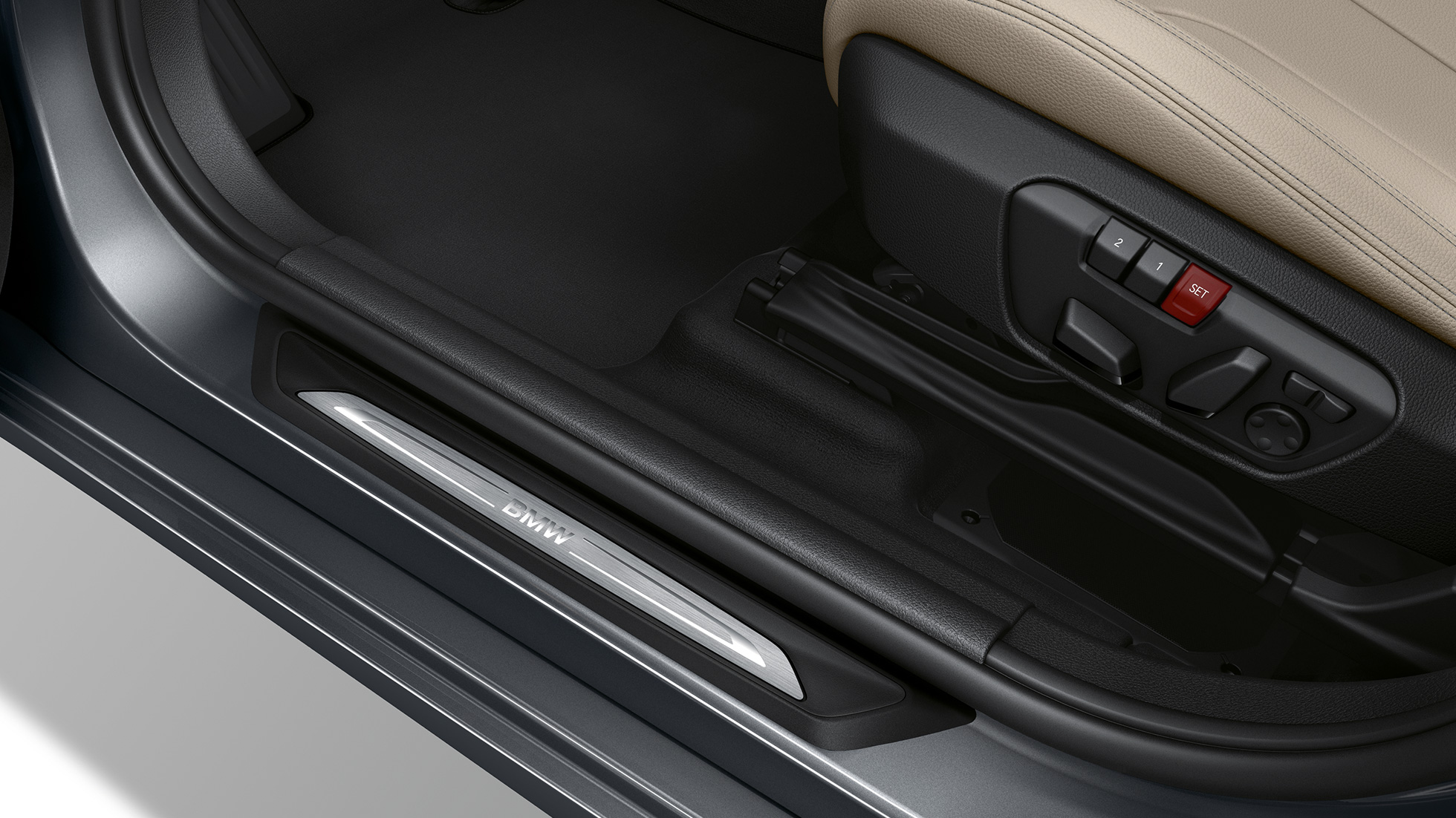 Soleiras das portas, BMW Série 2 Gran Tourer, BMW 220d Versão Sport Line, F46, 2018, cinza Mineral metalizado, grande plano