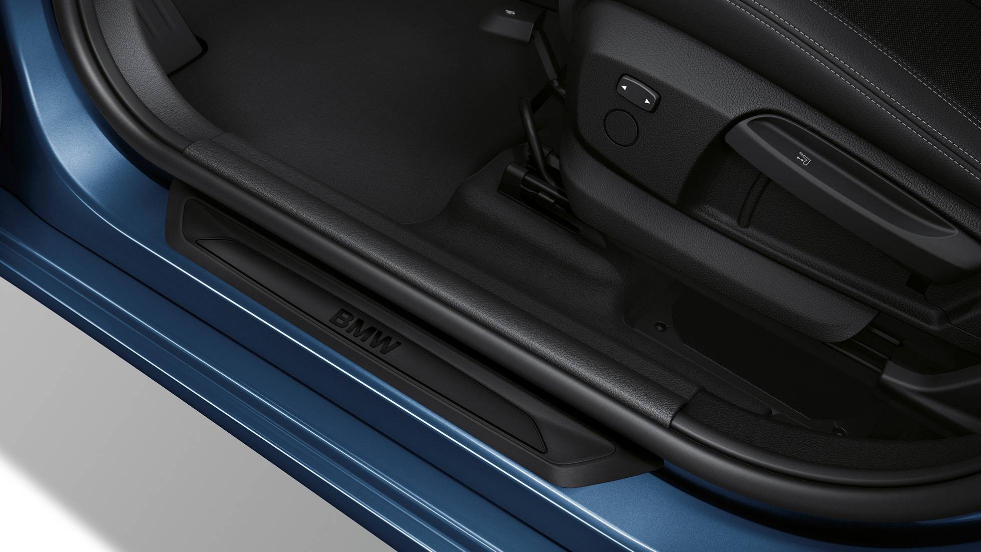 Soleiras das portas, BMW Série 2 Gran Tourer, BMW 218i Versão Advantage, F46, 2018, azul Mediterranean metalizado, grande plano
