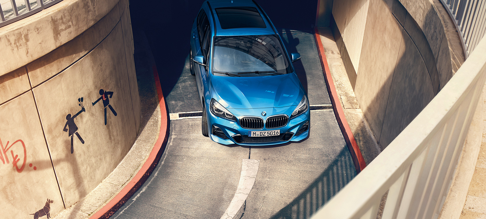 BMW Série 2 Gran Tourer, F46, azul Estoril metalizado, perspetiva aérea, em movimento num estacionamento automóvel com diversos pisos