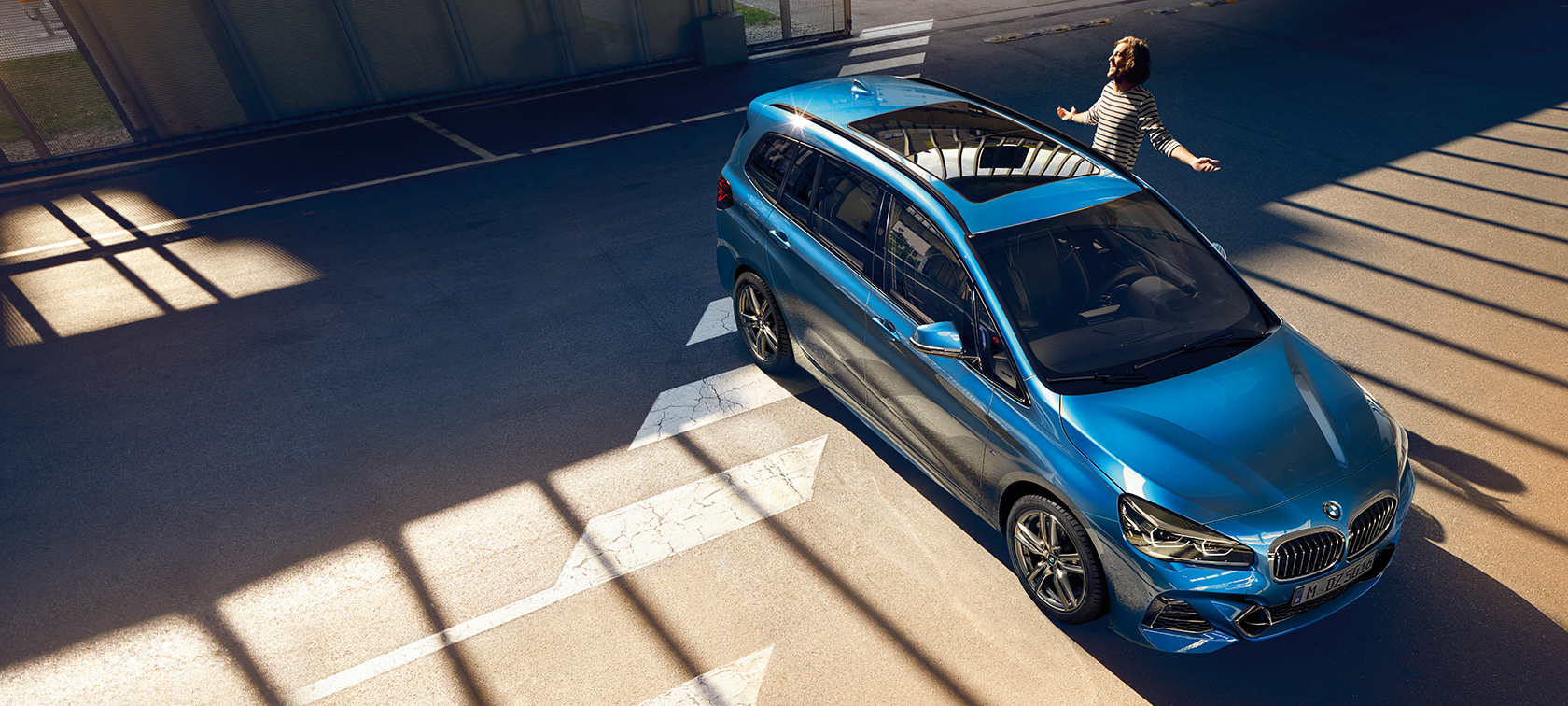 Família ao lado do BMW Série 2 Gran Tourer, F46, 2018, azul Estoril metalizado 
