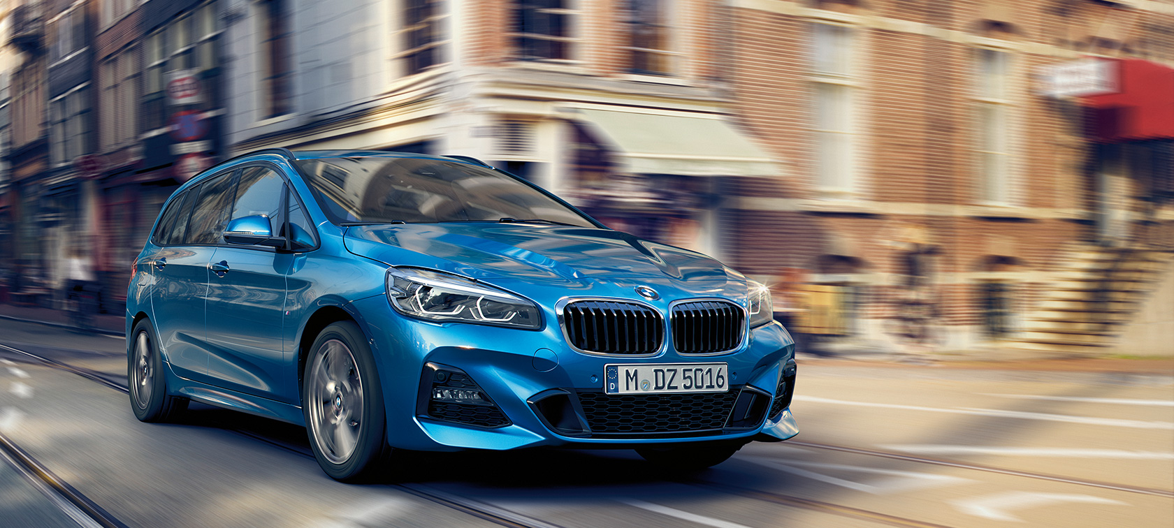 BMW Série 2 Gran Tourer em movimento na estrada BMW Série 2 Gran Tourer, F46, 2018, azul Estoril metalizado, perspetiva frontal a três quartos, em movimento na estrada