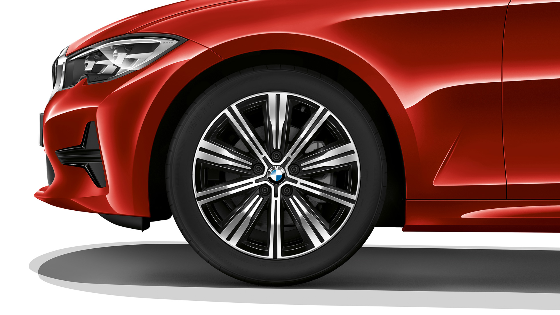 BMW Série 3 Berlina, jante de liga leve da Versão Advantage. Grande plano da jante de liga leve do BMW Série 3 Berlina com equipamento da Versão Advantage.