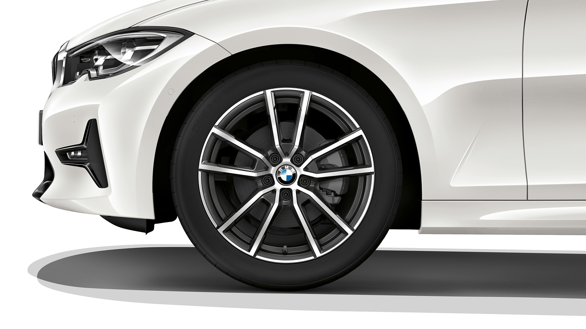 BMW Série 3 Berlina, jante de liga leve da Versão Line Sport. Grande plano da jante de liga leve do BMW Série 3 Berlina com equipamento da Versão Line Sport.