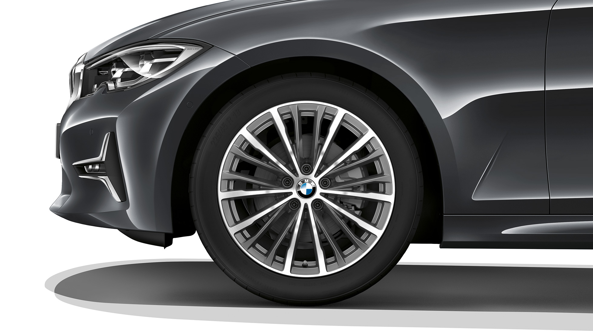 BMW Série 3 Berlina, jante de liga leve da Versão Line Luxury Grande plano da jante de liga leve do BMW Série 3 Berlina com equipamento da Versão Line Luxury.
