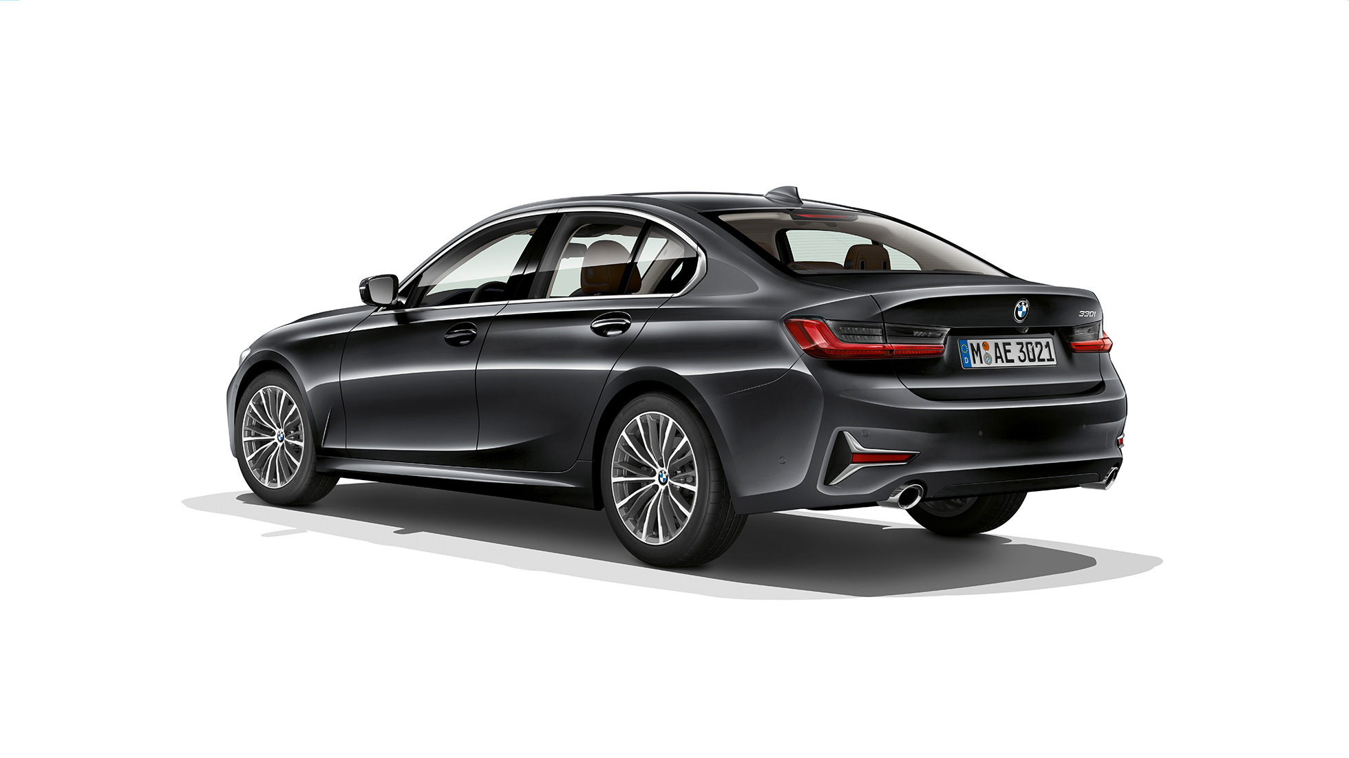 BMW Série 3 Berlina, traseira com equipamento da Versão Line Luxury. Perspetiva traseira a três quartos do BMW Série 3 Berlina com equipamento da Versão Line Luxury.