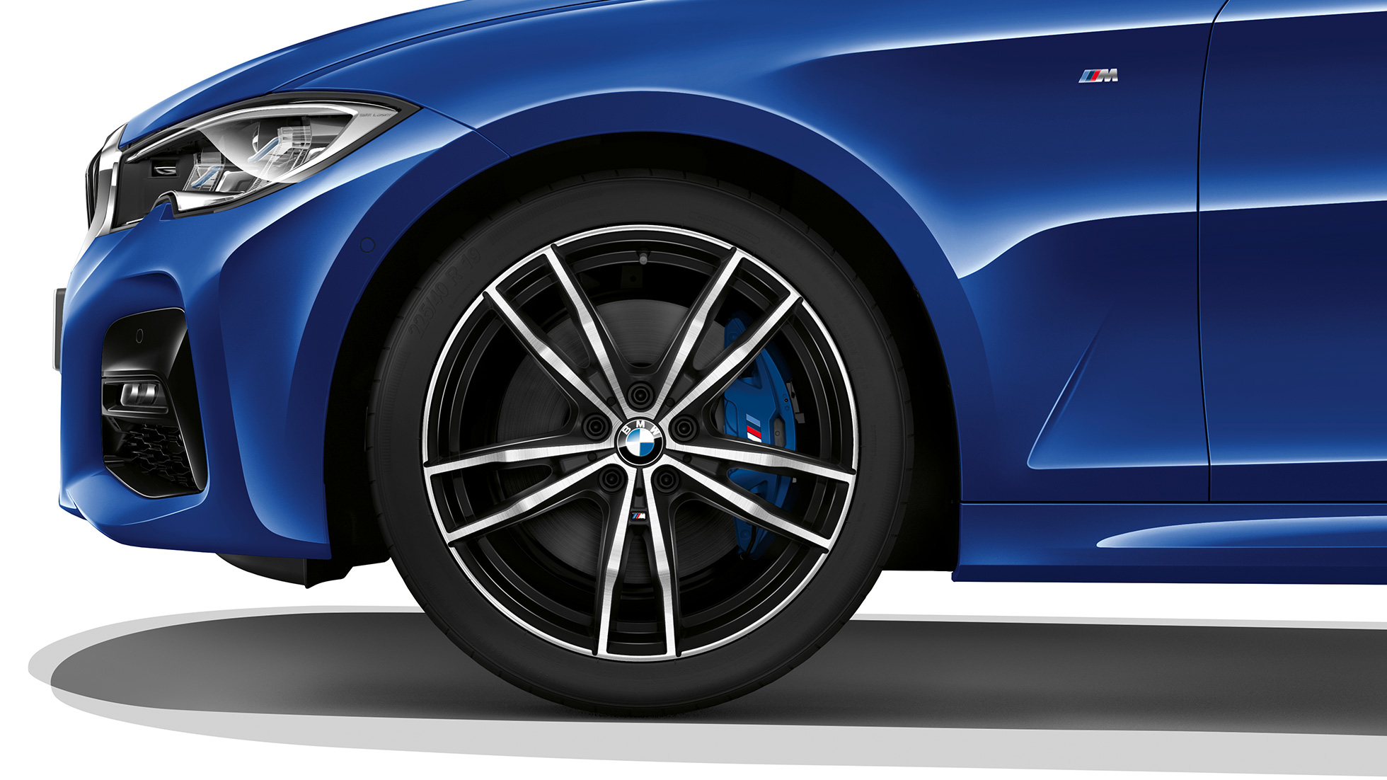 BMW Série 3 Berlina, jante de liga leve da Versão Desportiva M. Grande plano da jante de liga leve do BMW Série 3 Berlina com equipamento da Versão Desportiva M.