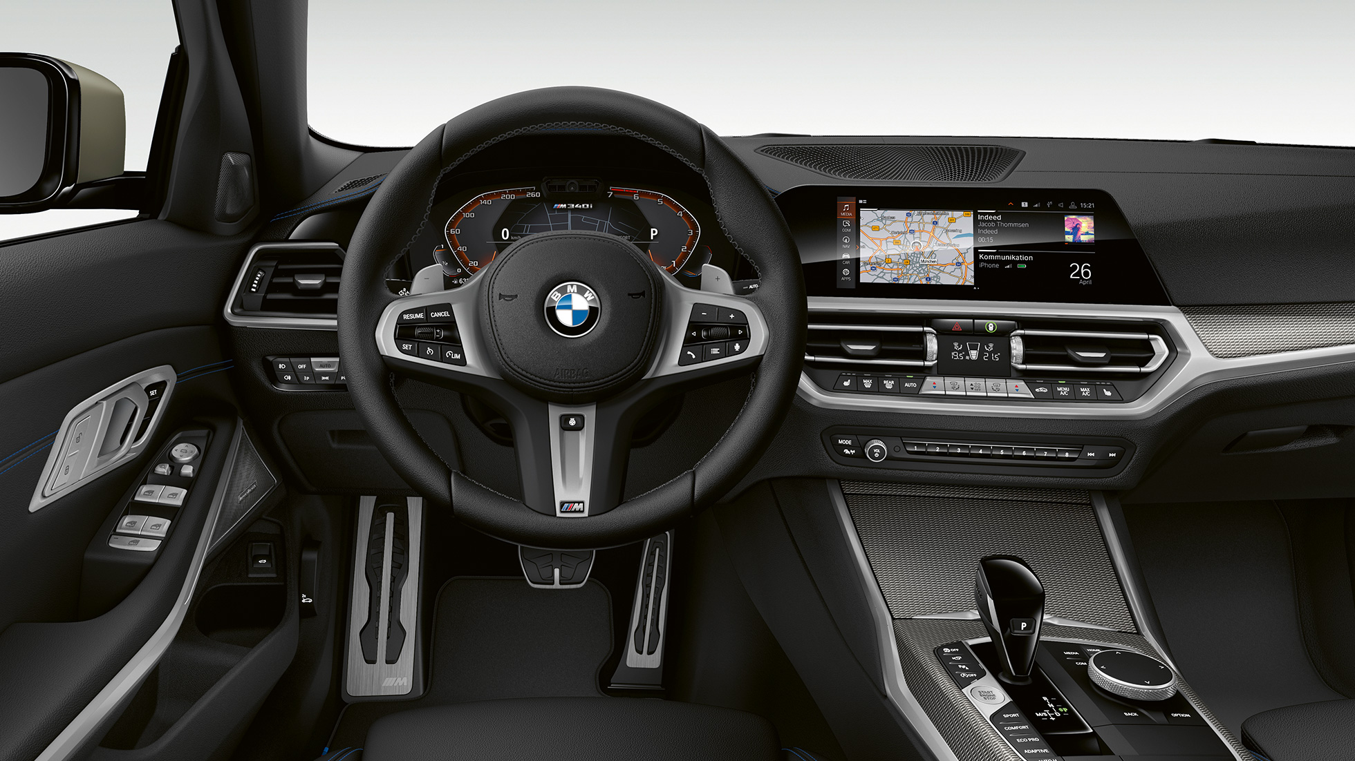 BMW Série 3 Berlina, interior do BMW M340i xDrive. Grande plano frontal do interior, do lado do condutor, do BMW Série 3 M340i xDrive Berlina.