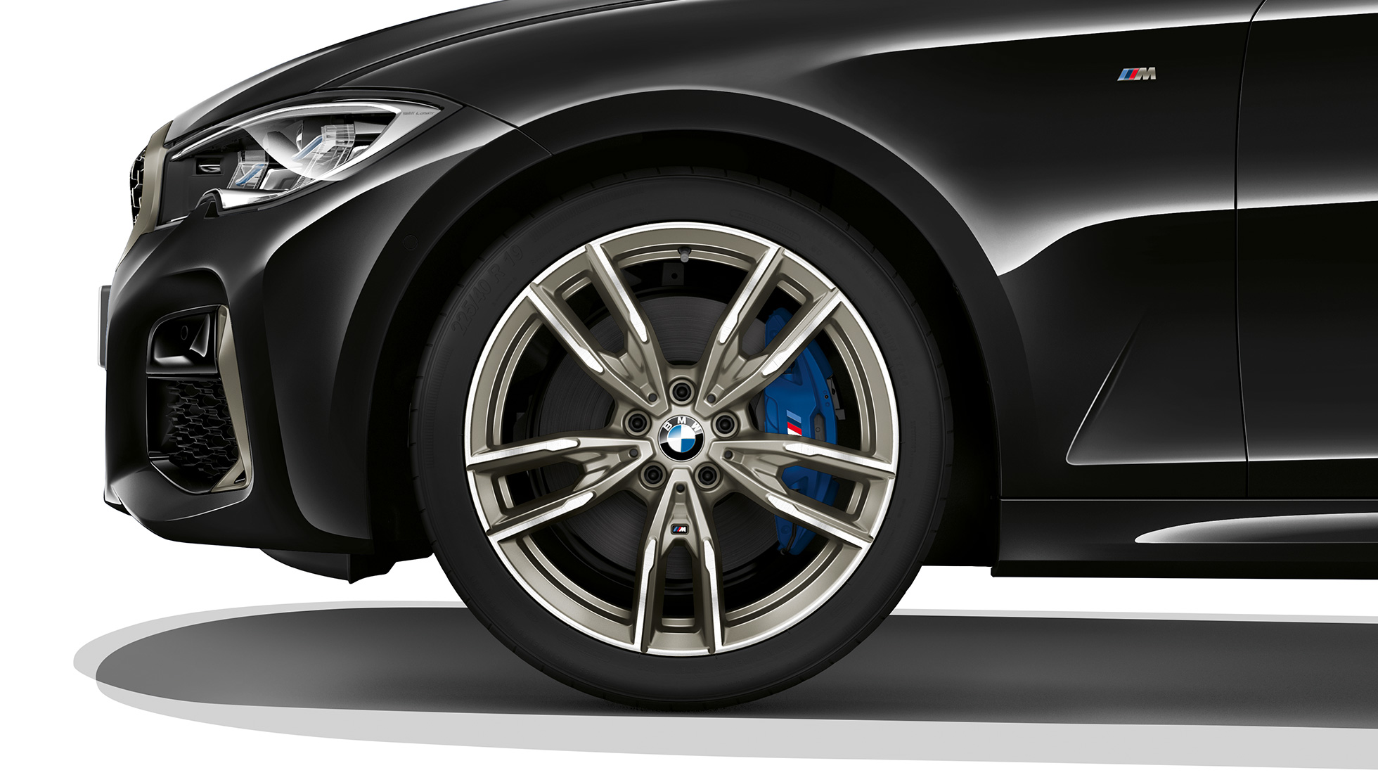 BMW Série 3 Berlina, jante de liga leve do BMW M340i xDrive. Grande plano da jante de liga leve do BMW Série 3 M340i xDrive Berlina.