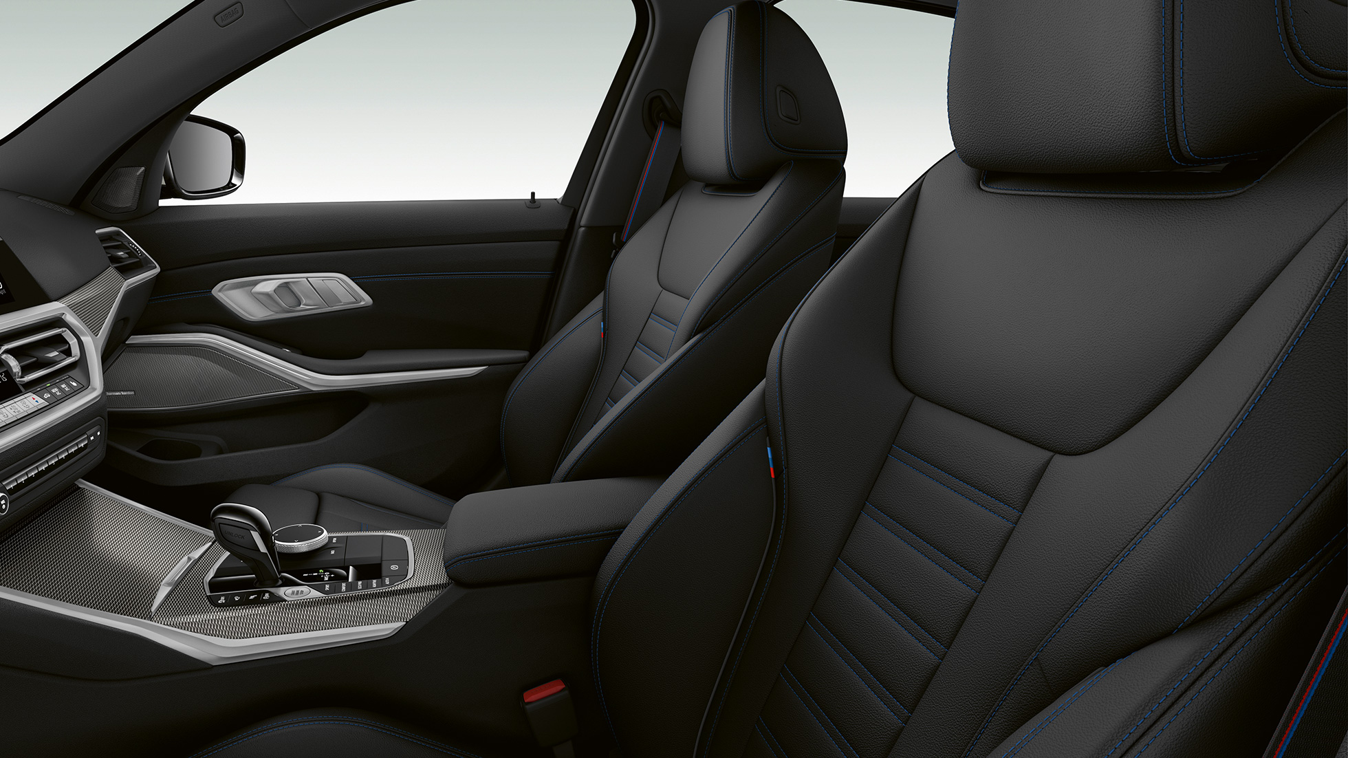 BMW Série 3 Berlina, bancos dianteiros do BMW M340i xDrive. Grande plano lateral dos bancos dianteiros do BMW Série 3 M340i xDrive Berlina.