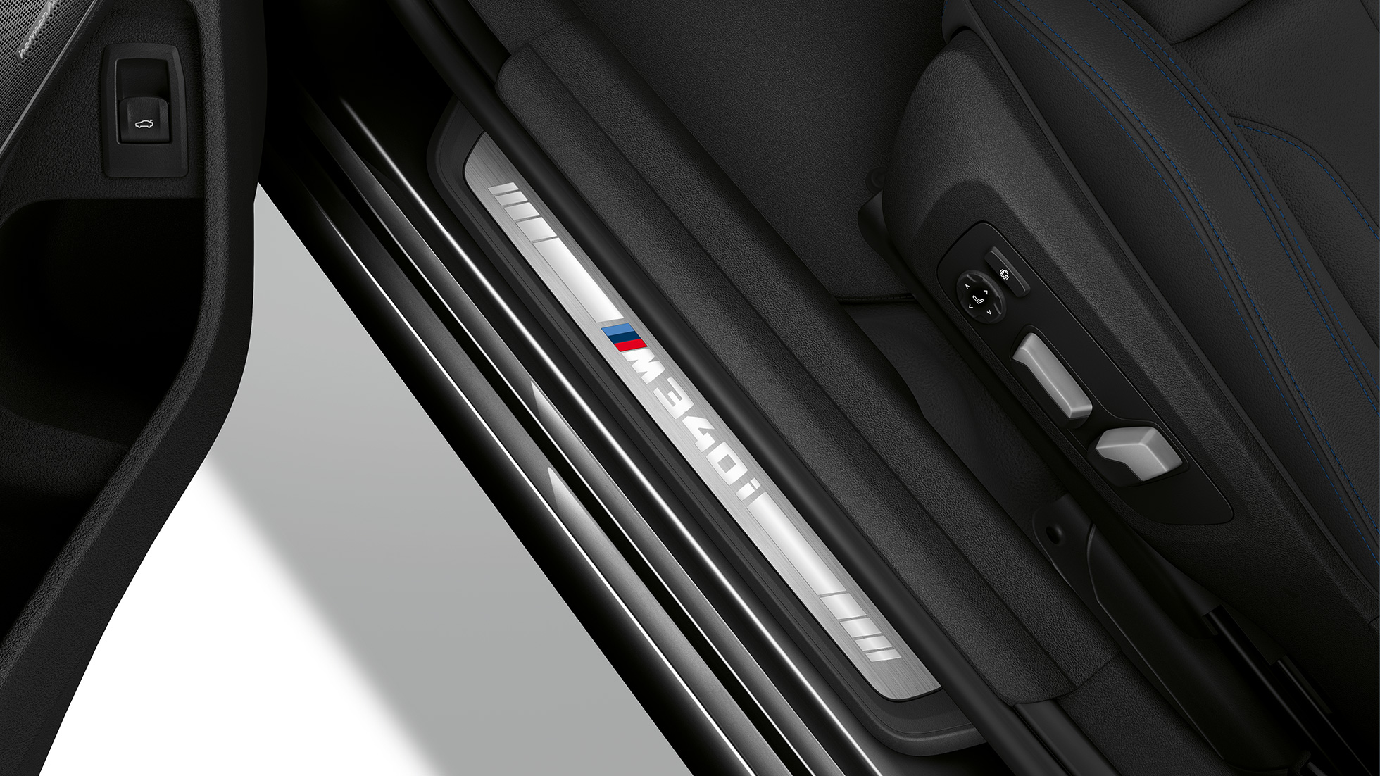 BMW Série 3 Berlina, soleira da porta do BMW M340i xDrive. Perspetiva de topo da soleira da porta do BMW Série 3 M340i xDrive Berlina.